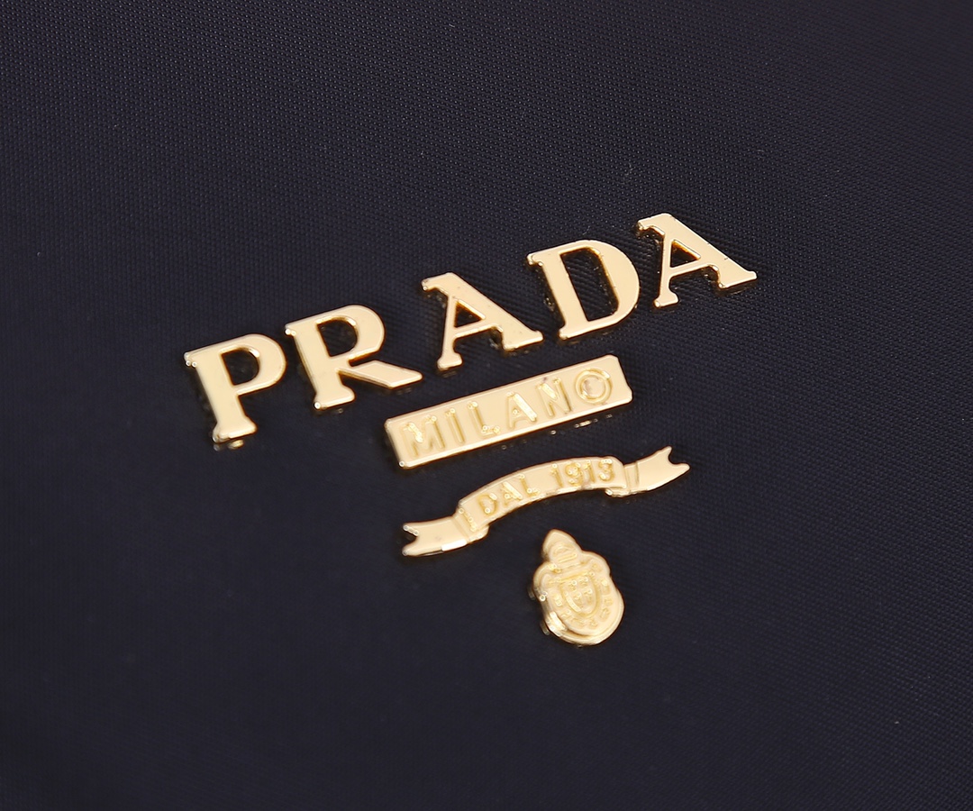 Prada 新款背包这款尼龙双肩包采用 Saffiano皮革饰边 融合多种材质 并饰有散字唛徽标