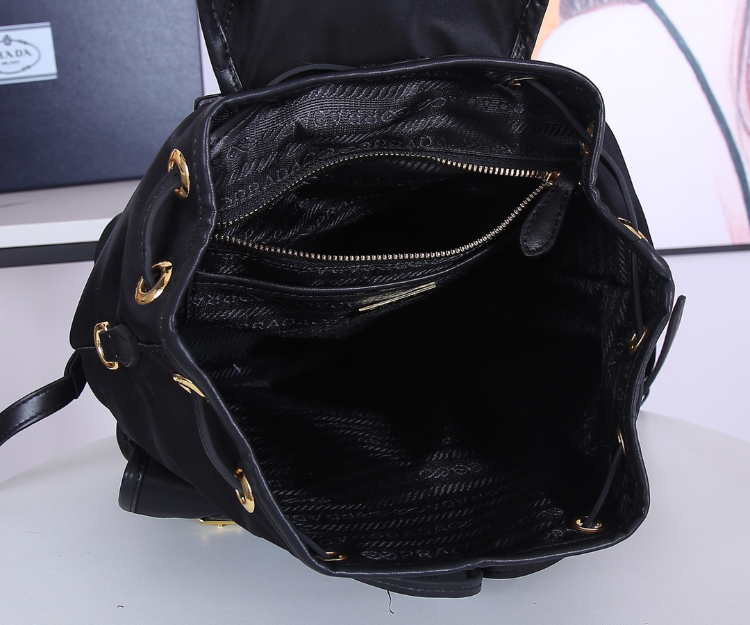 Prada 新款背包这款尼龙双肩包采用 Saffiano皮革饰边 融合多种材质 并饰有散字唛徽标