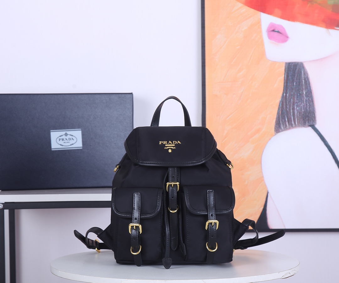 Prada 新款背包这款尼龙双肩包采用 Saffiano皮革饰边 融合多种材质 并饰有散字唛徽标
