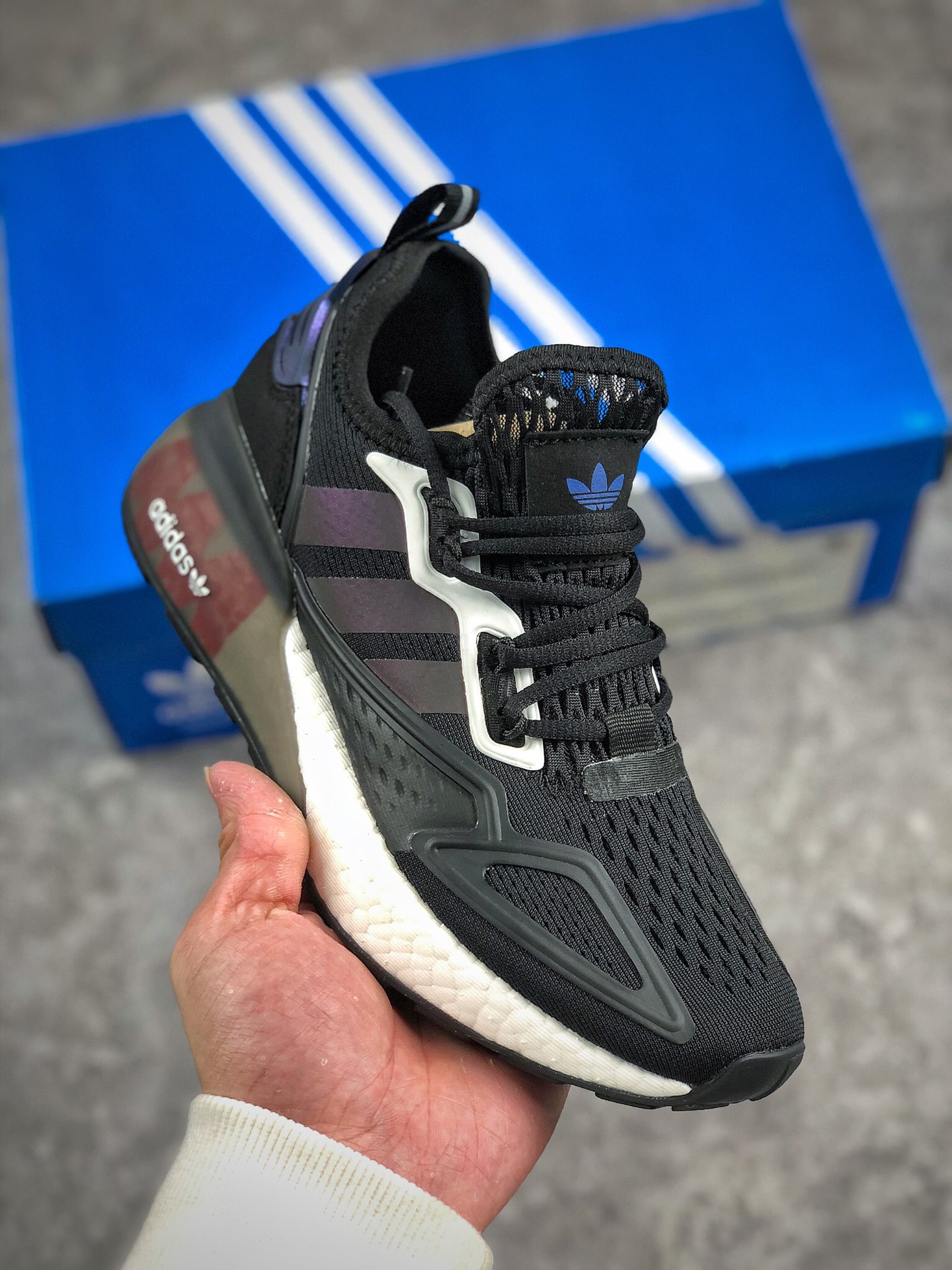 本地自取 支持放店
AD Originals ZX 2K Boost 
这款街头经典板鞋，采用科技风设计。网材鞋面搭配模制饰面，力求打造未来风范。别致外底，力求伴你保持节奏。采用套入式结构，同时也配鞋带 
官方货号：FV8453 441
Size：36-45