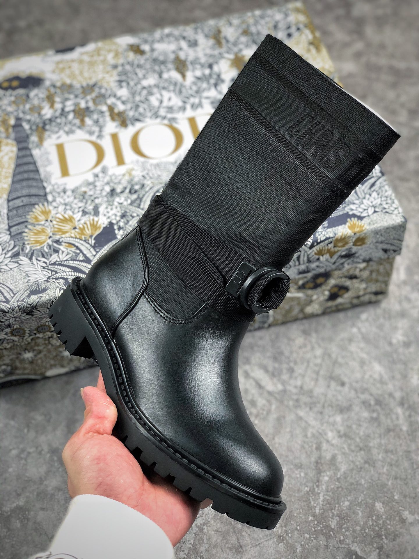 本地自取 核心放店
Dior 迪奥 21ss最新高定海报款
电绣拼色字母logo圆头中筒女靴
那尔那茜同款低跟一脚蹬骑士军靴 原版开发顶级高端版本 材质：鞋面进口小牛皮拼接最新进口科技电绣面料(非市面普通飞织面料)+水染牛皮内里垫脚（非市面羊皮内里）+原版开模TPU大底+原版开模字母扣+专柜最新原盒包装
跟高:3CM0筒高8寸
Size：35 36 37 38 39 40