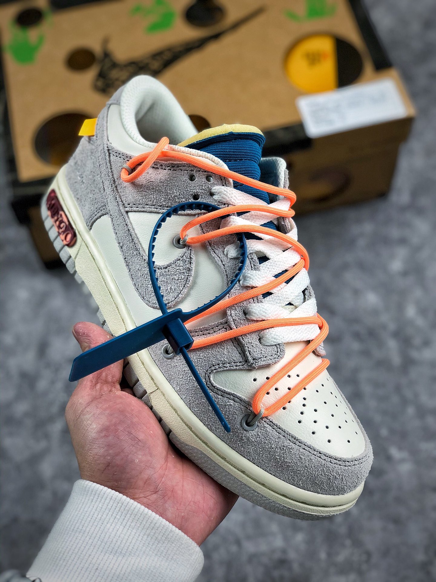 本地自取 终端放货
Off-White x Nike Dunk Low NO.44
橙鞋带蓝扣 纯原大厂出品 原装裸鞋级别 
#原楦原纸版原数据开发 灵魂版型一眼正
#原鞋开发 耗时数月 一切细节遵循原鞋
#原装材料 同源正品 全鞋采用原厂头层皮
#原装原盒 唯一正确细节特殊鞋盒
#正确配套防尘纸、衬纸、联名防盗扣
极致用料 匠心工艺 致力打造市售最强版本‼
货号: DM1602 104
Size:36 36.5 37.5 38 38.5 39 40 40.5 41 42 42.5 43 44 44.5 45 46 47.5