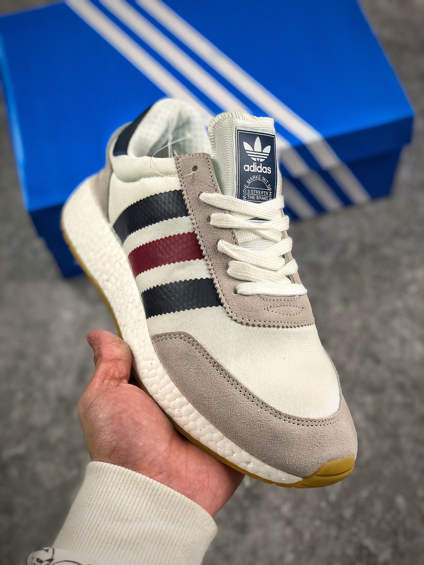 本地自取 支持放店
阿迪达斯春款三叶草Adidas L-5923经典鞋时尚运动休闲鞋。鞋面由轻质化网面材质代替了原先惯用的绒面材质，透气性大幅度提升。鞋跟处的绒面材质也由TPU支撑架所代替，能够给予穿者足部更多保护。白色Boost中底以及鞋身两侧热压的白色Three Stripes与撞色鞋面形成对比，增强了整体层次感。
货号：BD7813
Size：36 36.5 37 38 38.5 39 40 40.5 41 42 42.5 43 44 45