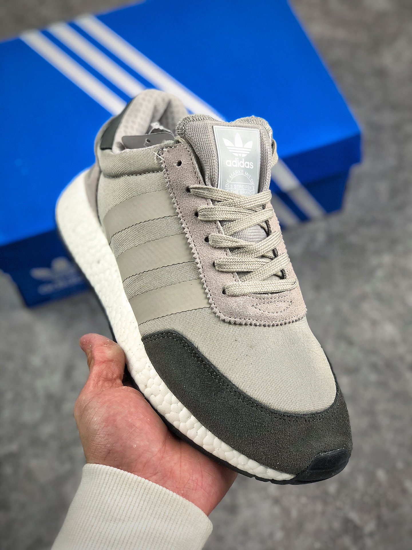 本地自取 支持放店
阿迪达斯春款三叶草Adidas L-5923经典鞋时尚运动休闲鞋。鞋面由轻质化网面材质代替了原先惯用的绒面材质，透气性大幅度提升。鞋跟处的绒面材质也由TPU支撑架所代替，能够给予穿者足部更多保护。白色Boost中底以及鞋身两侧热压的白色Three Stripes与撞色鞋面形成对比，增强了整体层次感。
货号：BD7813
Size：36 36.5 37 38 38.5 39 40 40.5 41 42 42.5 43 44 45