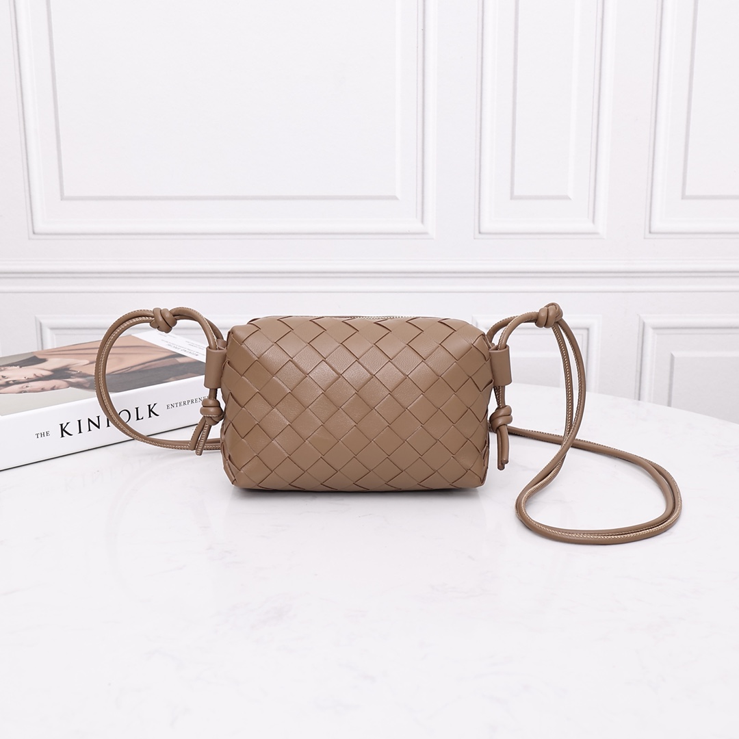 Mini sac bandoulière en agneau tressé avec cordon