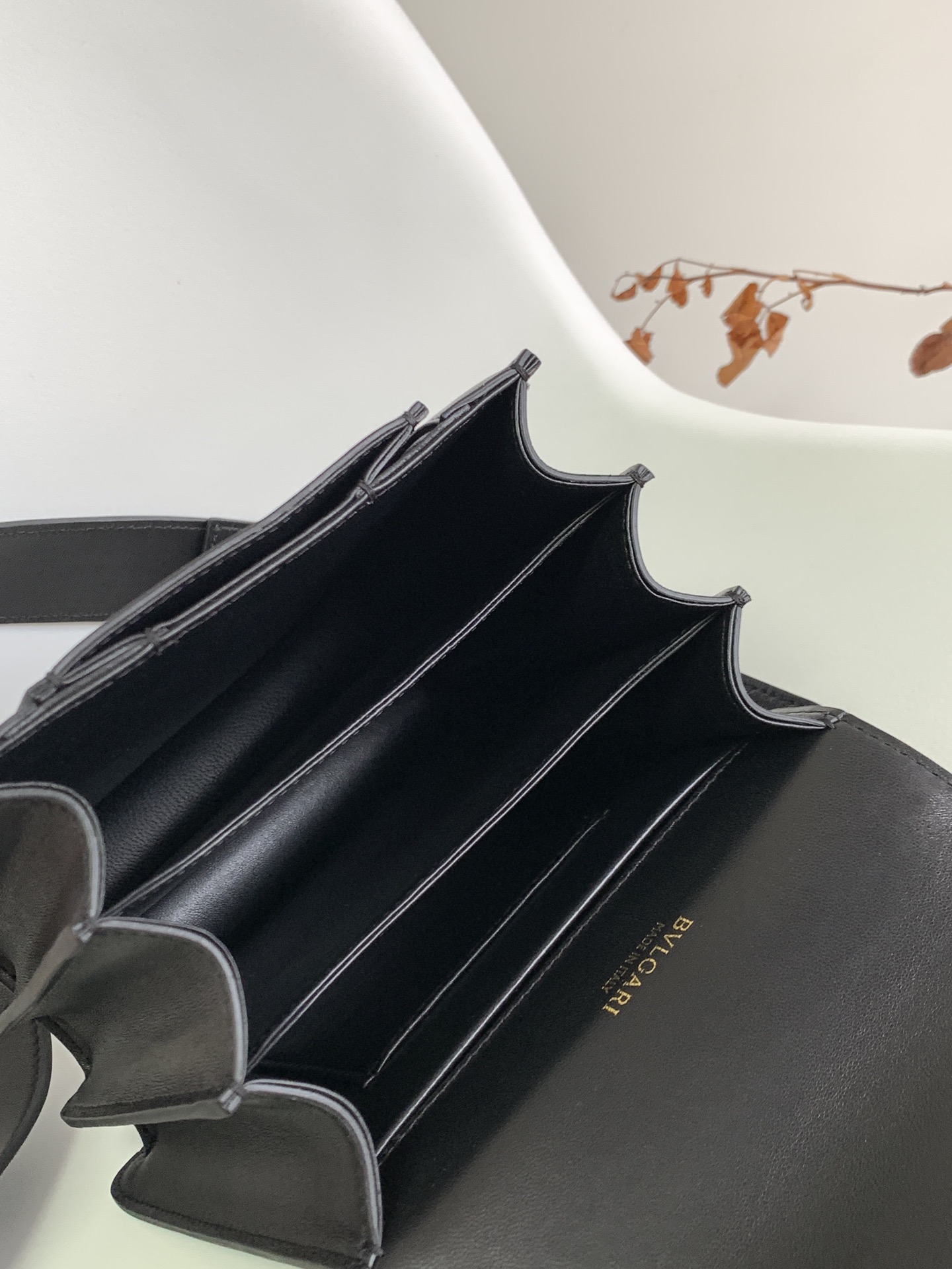 BVLGARI宝格丽酷黑小羊皮手提包38329