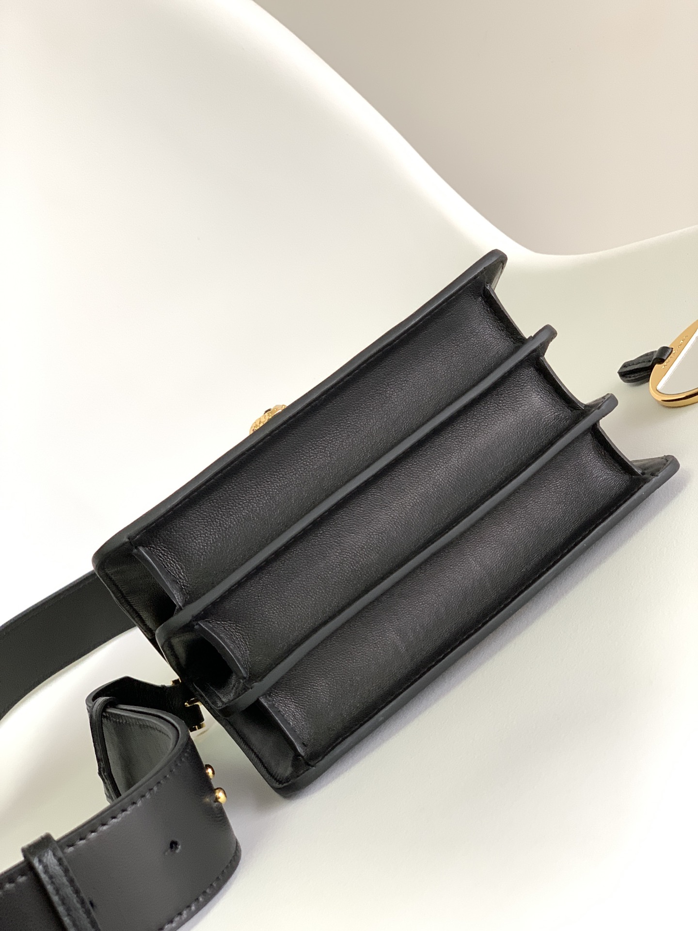 BVLGARI宝格丽酷黑小羊皮手提包38329