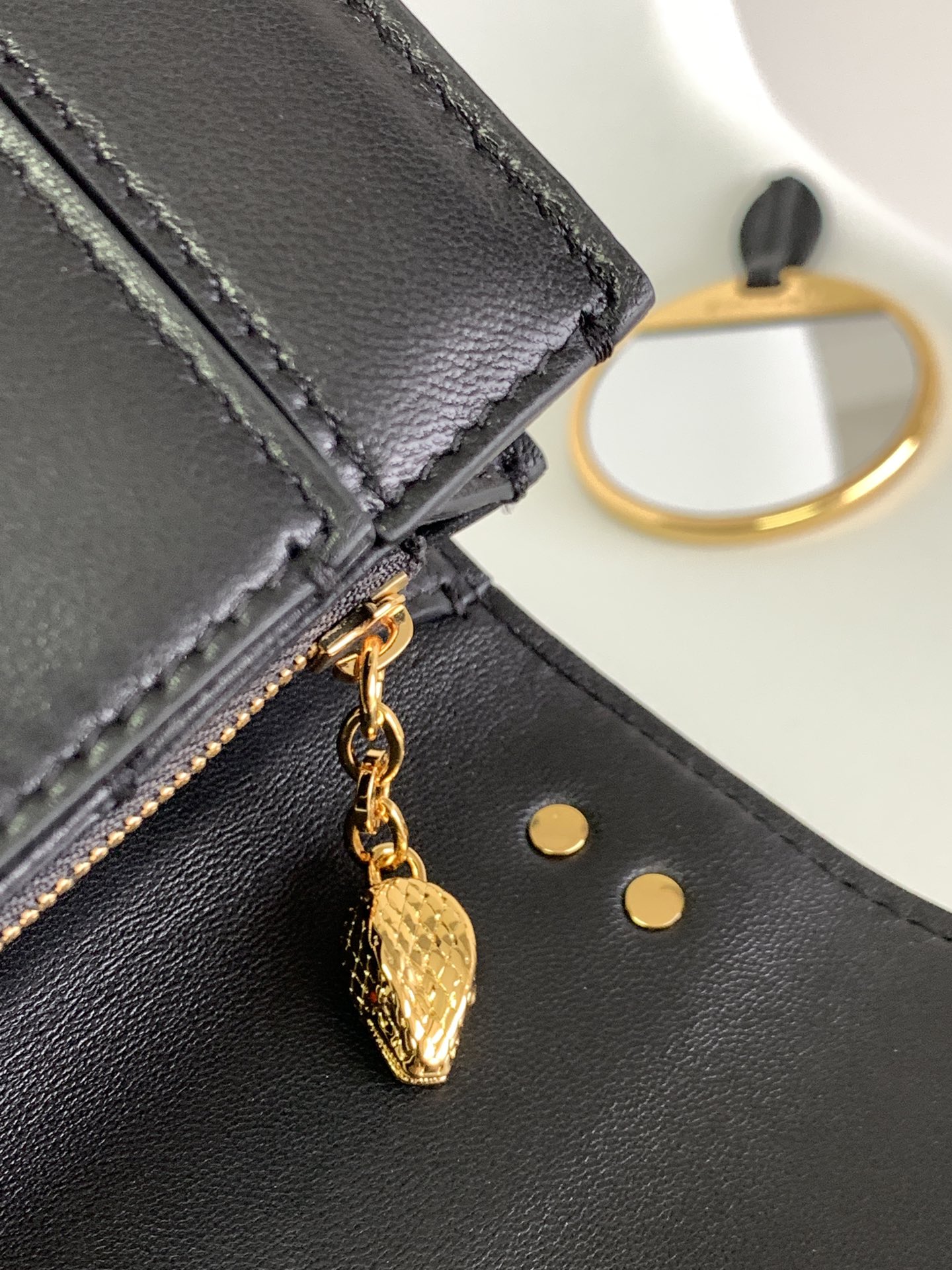 BVLGARI宝格丽酷黑小羊皮肩背包290323