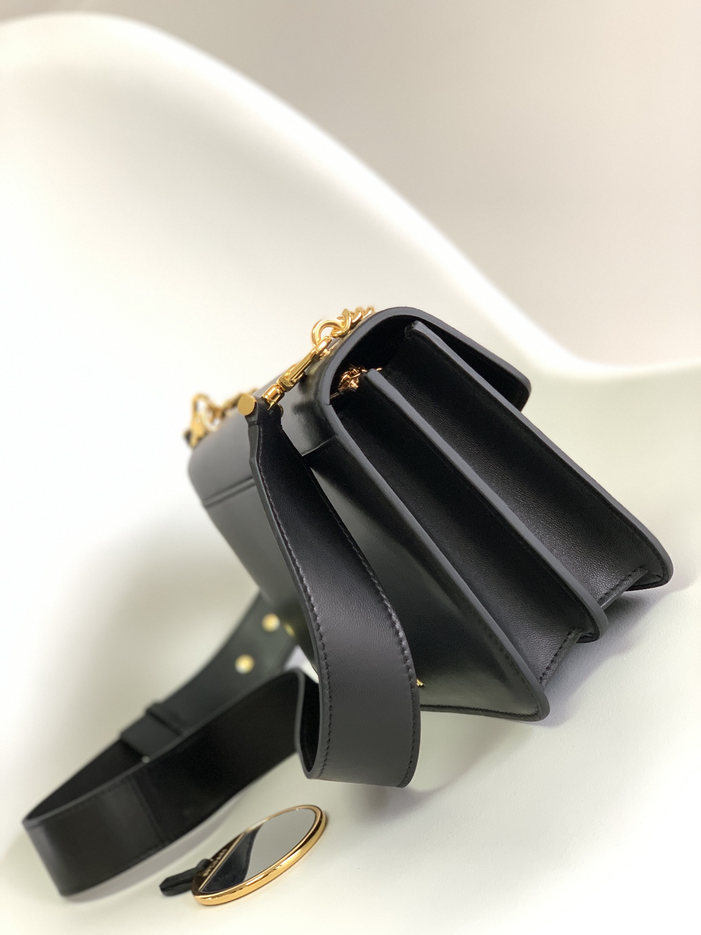 BVLGARI宝格丽酷黑小羊皮肩背包290323