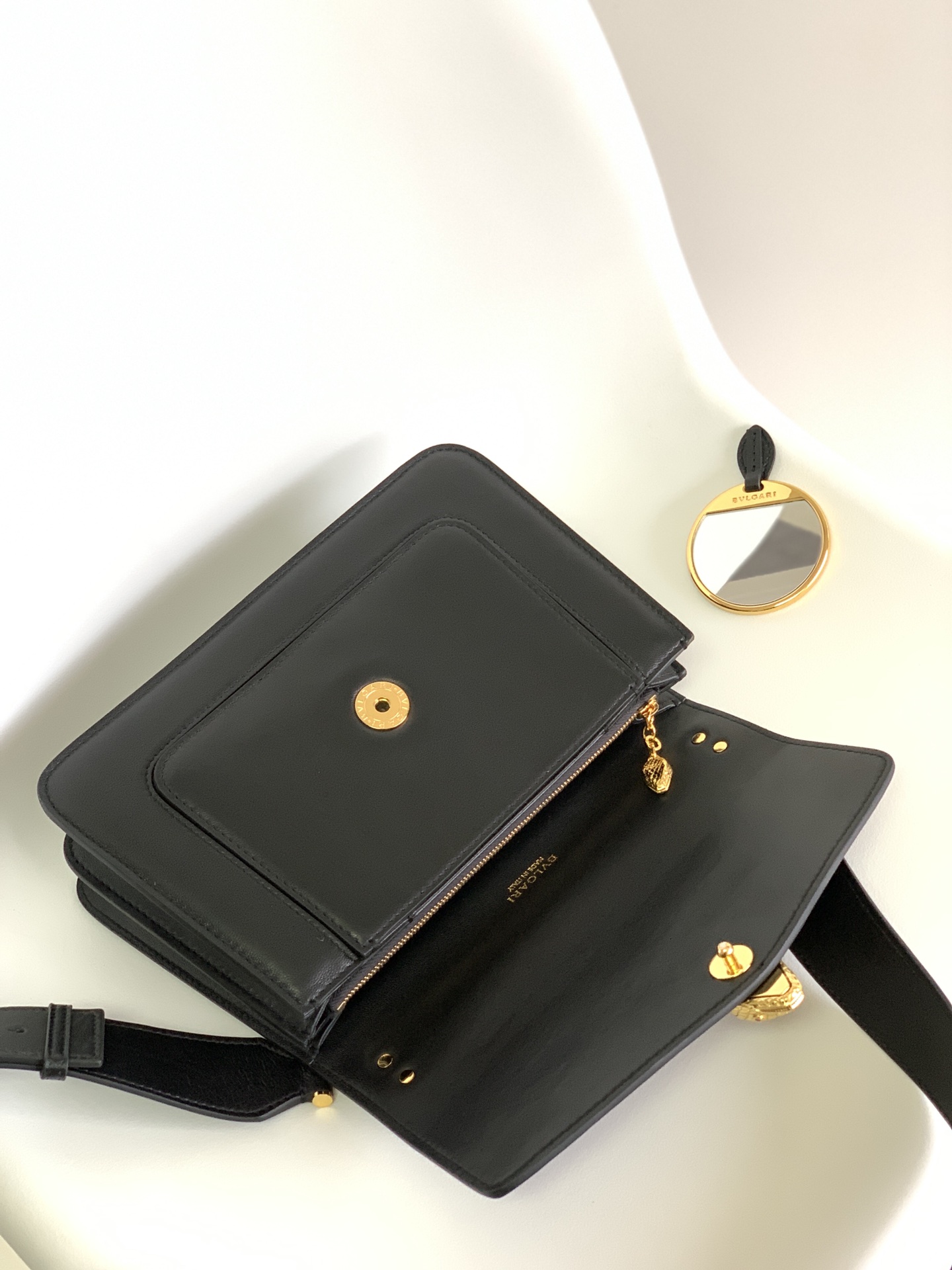 BVLGARI宝格丽酷黑小羊皮肩背包290323