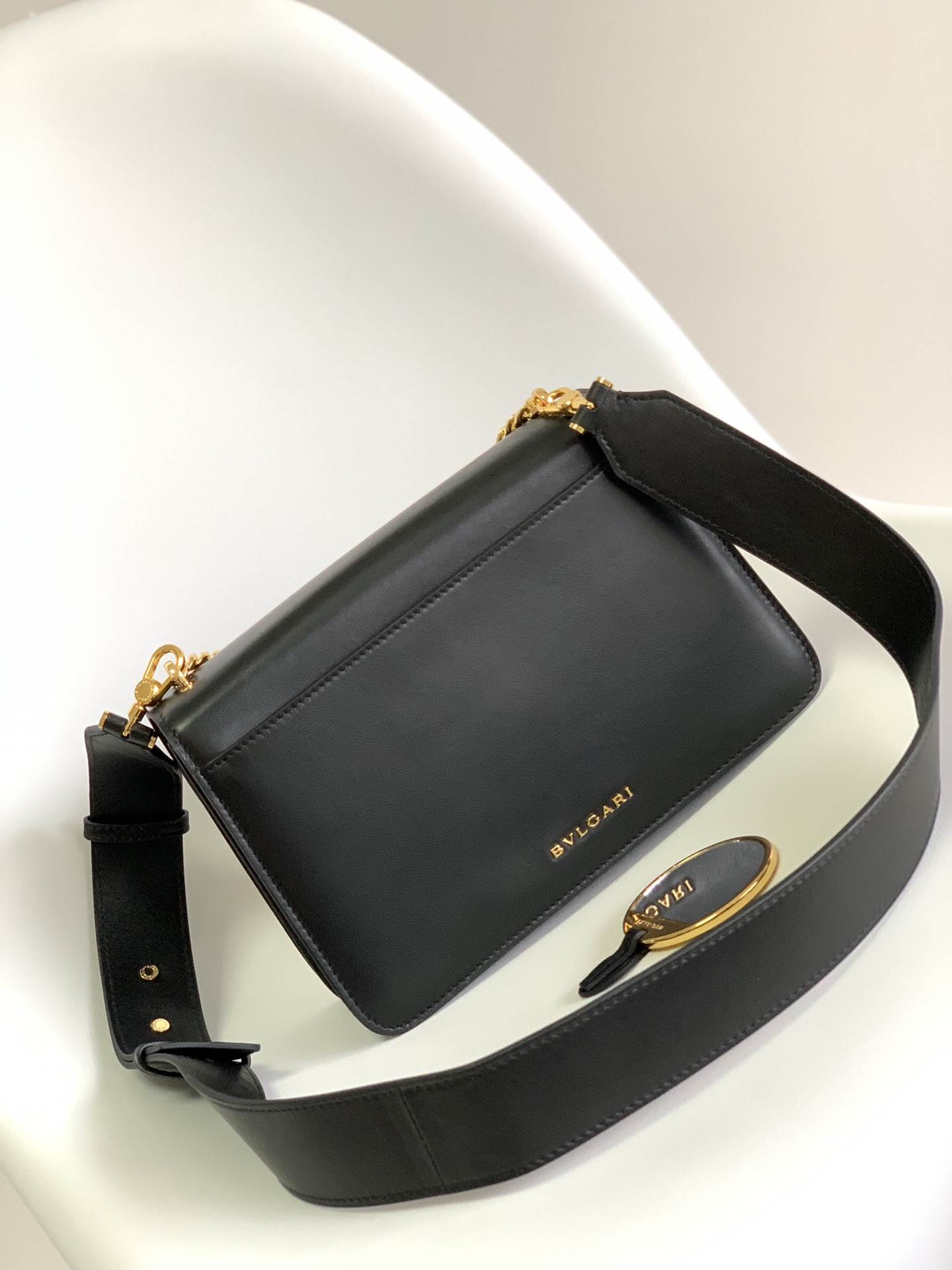 BVLGARI宝格丽酷黑小羊皮肩背包290323