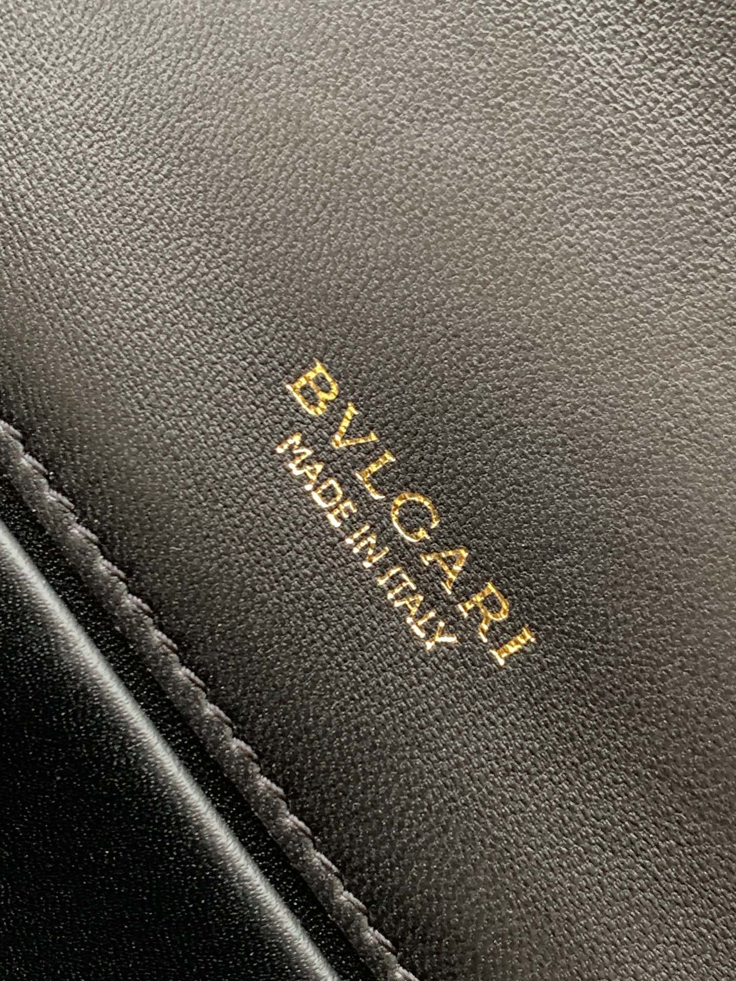 BVLGARI宝格丽酷黑小羊皮肩背包290323