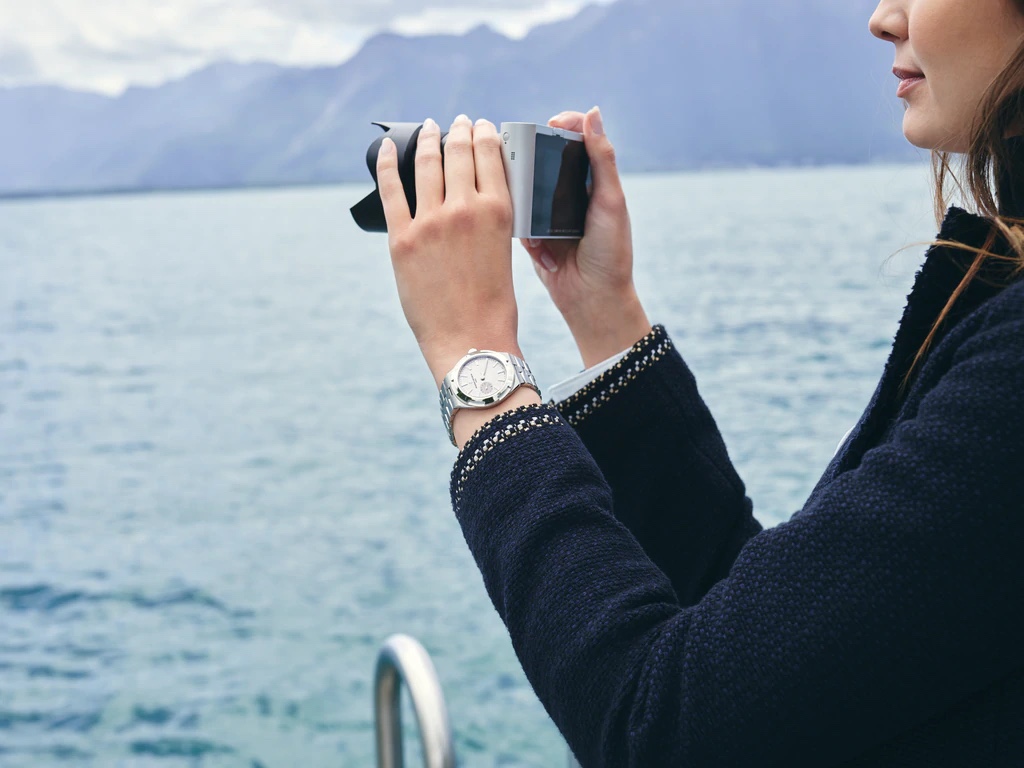 NO:146101,Awakening the free mood There is a kind of travel called the scenery within the world. The exquisite dial escorts a broad vision, and the exquisite details are collected here. Leisure and practical travel are accompanied by arousing the free mood. #Vacheron Constantin Overseas Crossing the Four Seas Series# Small model produced by Cc, versace, vacheron19860909唤醒自由心境 有一种旅行,叫做四海之内皆风景. 精巧表盘护航广阔视野,精妙细节尽收于此. 闲雅与实用随行,唤醒自由心境. #江诗丹顿Overseas纵横四海系列#小号型 Cc出品,,versace,vacheron,Watch