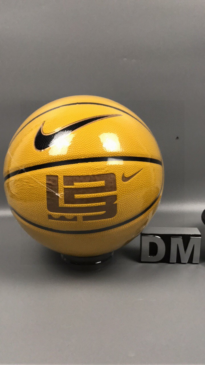 安福自取75
Nike/耐克篮球 詹姆斯联名款经典花球
颜色:黄黑 
规格:七号篮球(标准球)         
材质：高档软皮    
🏀🏀🏀🏀🏀🏀🏀🏀
——————————————
配件：气筒+球袋+球针+网兜 ，加10元。
——————————————
斯伯丁单肩球包另加30元。
——————————————
🏀正品篮球🏀官方防伪🏀品质保证🏀拿 

🔥🔥注意事项🔥🔥: 
充气前请充分湿润球针，用肥皂水为佳，防止气门受损，造成气门漏气。