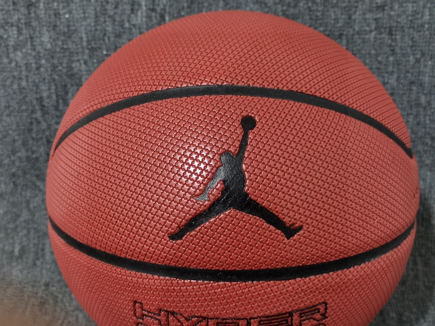 安福自取85
乔丹/JORDAN街头篮球7号男子球室内外水泥地比赛篮球吸湿球 
材质: 耐磨吸湿软皮
上市：2019夏
适合:室内户外水泥地专业比赛球
🏀🏀🏀🏀🏀🏀
—————————————————
🔥🔥另售:
———————————————
配件：气筒+球袋+球针+网兜 ，加10元。

🏀正品篮球🏀🏀品质保证🏀——————————————————
🔥🔥注意事项🔥🔥: 
充气前请充分湿润球针，用肥皂水为佳，防止气门受损，造成气门漏气。