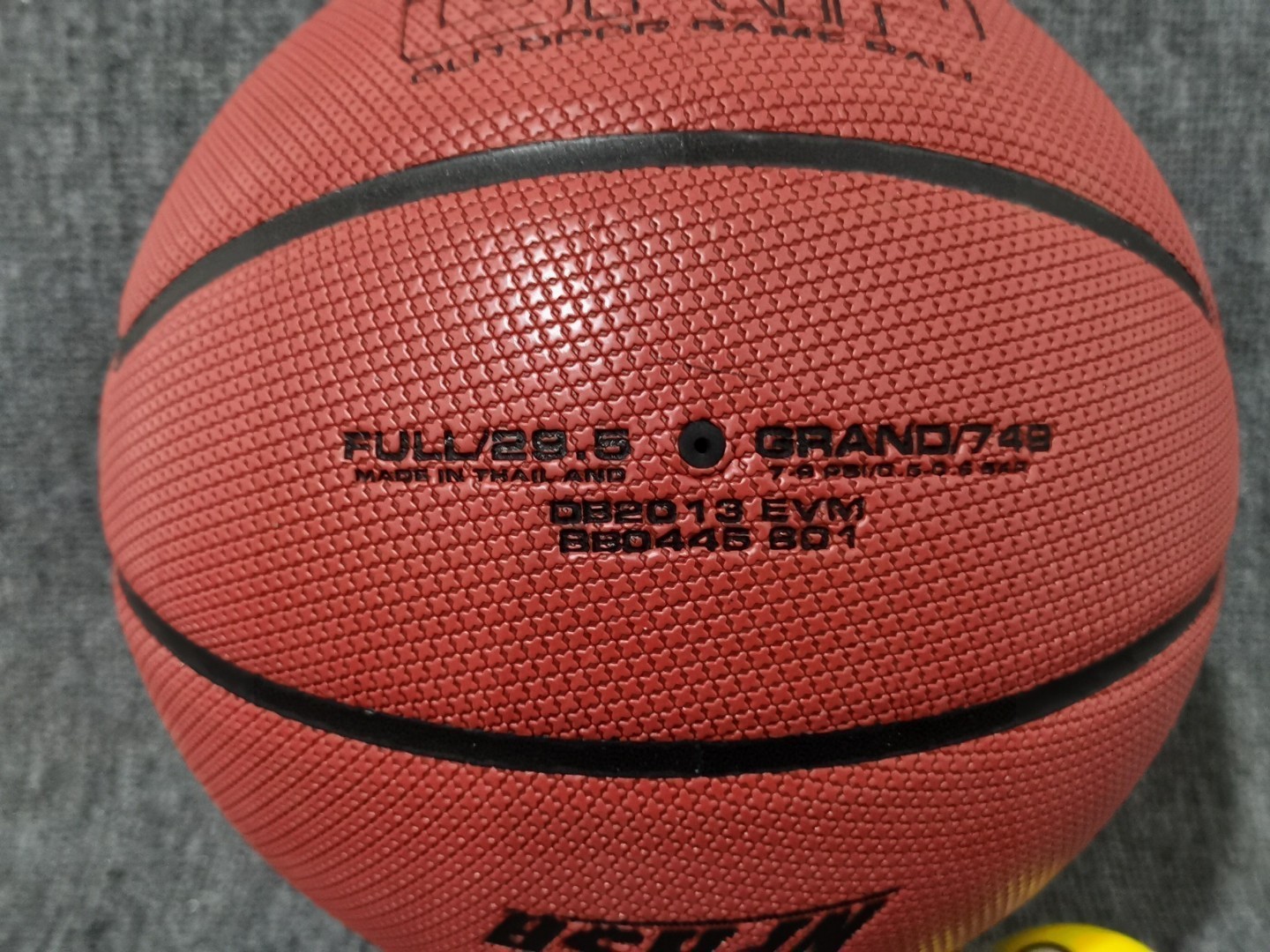 安福自取85
乔丹/JORDAN街头篮球7号男子球室内外水泥地比赛篮球吸湿球 
材质: 耐磨吸湿软皮
上市：2019夏
适合:室内户外水泥地专业比赛球
🏀🏀🏀🏀🏀🏀
—————————————————
🔥🔥另售:
———————————————
配件：气筒+球袋+球针+网兜 ，加10元。

🏀正品篮球🏀🏀品质保证🏀——————————————————
🔥🔥注意事项🔥🔥: 
充气前请充分湿润球针，用肥皂水为佳，防止气门受损，造成气门漏气。