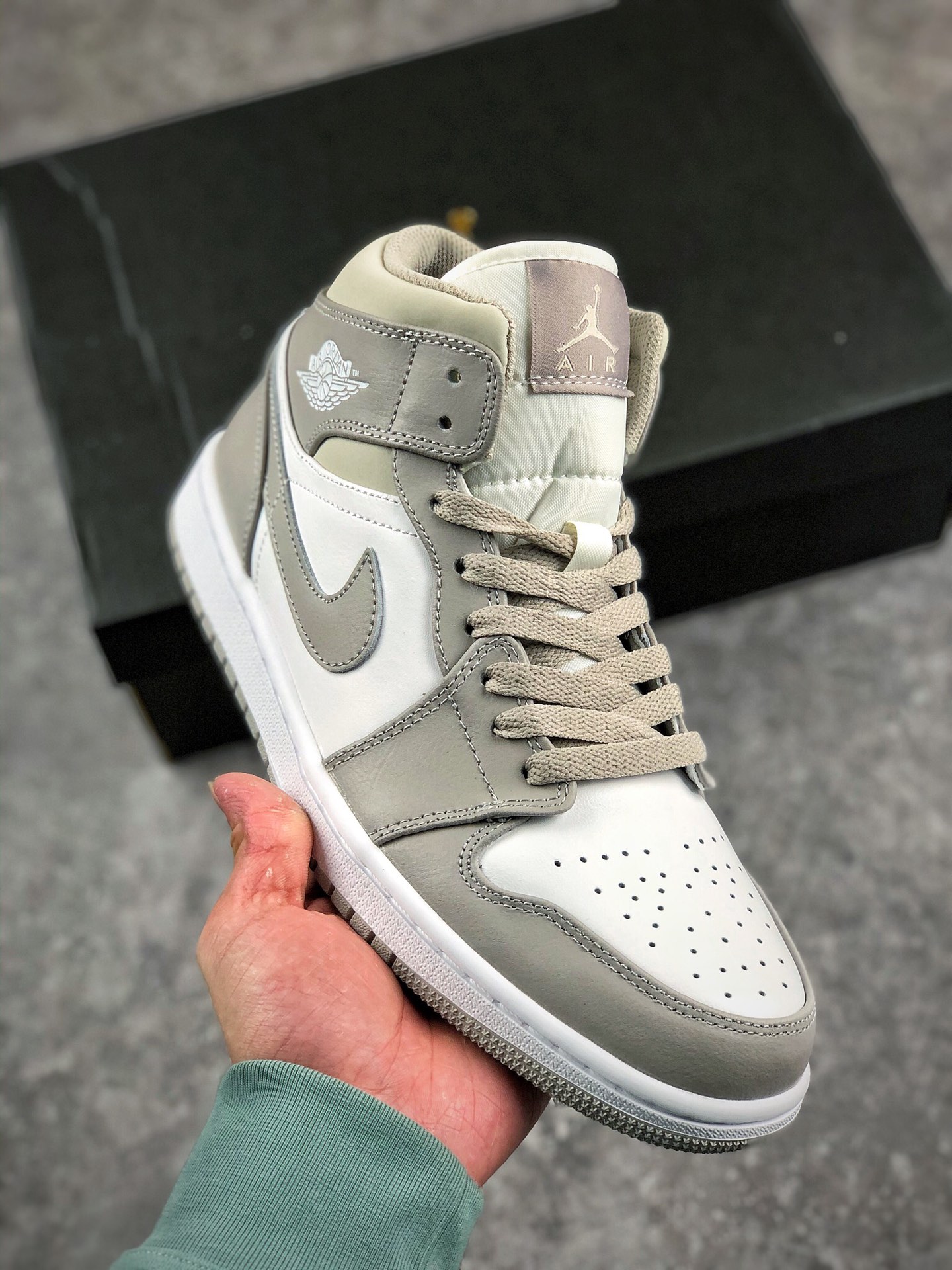 本地自取 终端放店
Air Jordan 1 Mid “Linen”麻布 奶油
此款Air Jordan 1 Mid采用皮革制成，白色鞋底搭配棕褐色覆层、Swooshe 标志、鞋舌标签、鞋带和橡胶外底。白色延续到鞋舌和中底，以完成简单的设计。
无原鞋不开发 无限还原 
原厂内置气垫魔块 A模大底 
头层小牛皮 鞋舌AJ原厂专用牛津布+AJ专用反口珍珠布+原厂无杂质高弹内里海棉+特殊封边弹力鞋带+原厂中底线 尾端不分X
请认准自己的版本 
官方货号554724 082 
36 36.5 37.5 38 38.5 39 40 40.5 41 42 42.5 43 44 44.5 45 46 47.5