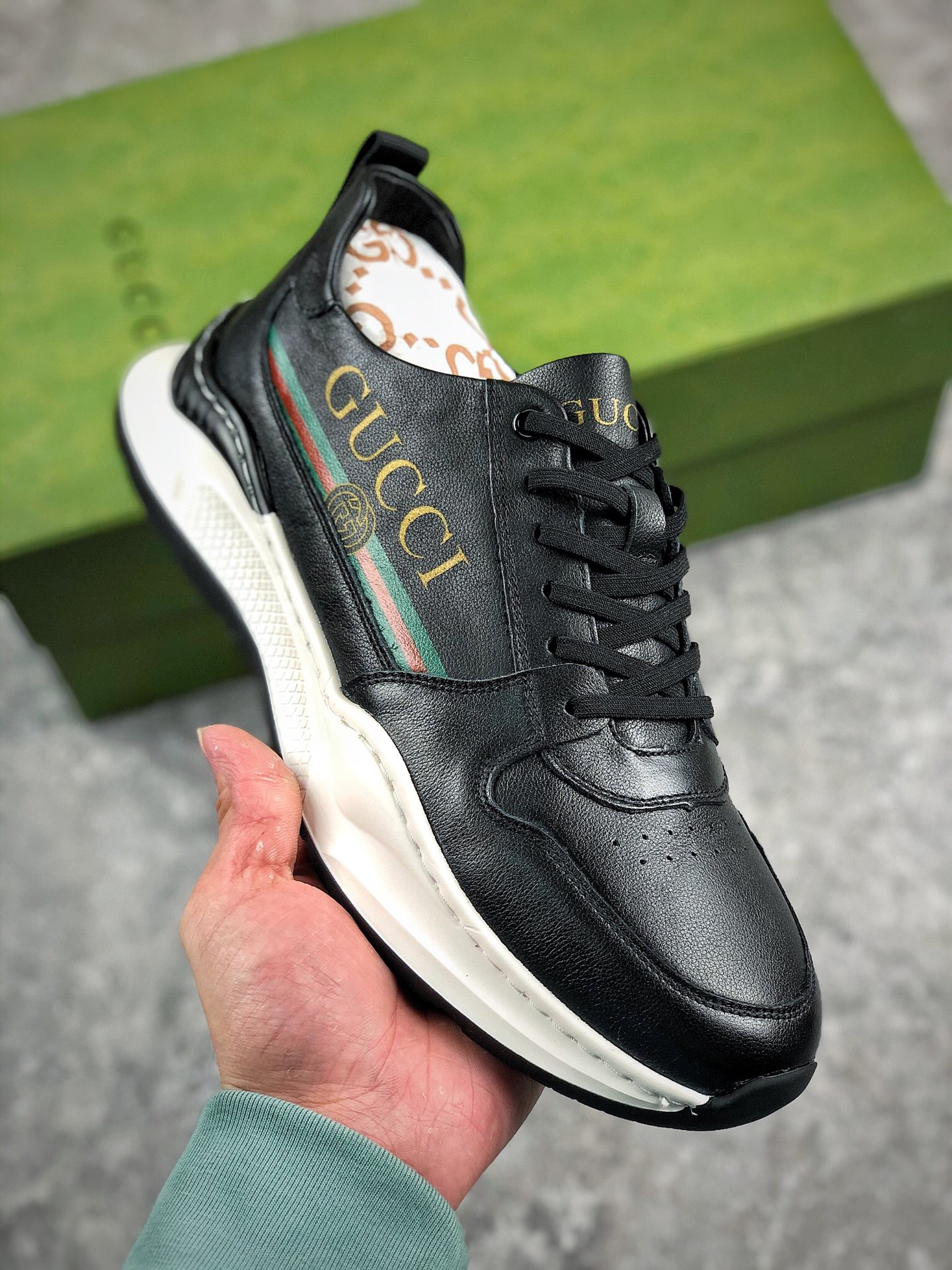 本地自取   核心供货
新货古驰Gucci Distressed Screener sneaker 经典复古学院风运动休闲鞋
#纯原级别 广东品质原厂＃海外专供批次 原厂订单 目前市面最强 高端零售海外实体专供  原装意大利进口里外全皮  原装雪梨形超软沙绒纸团#高工艺无缝细空胶技术 全套包装  顶软级牛皮 广东原单顶级大厂代出工品 原档原标原盒 随意对比任版何本 
Size： 38 39 40 41 42 43 44