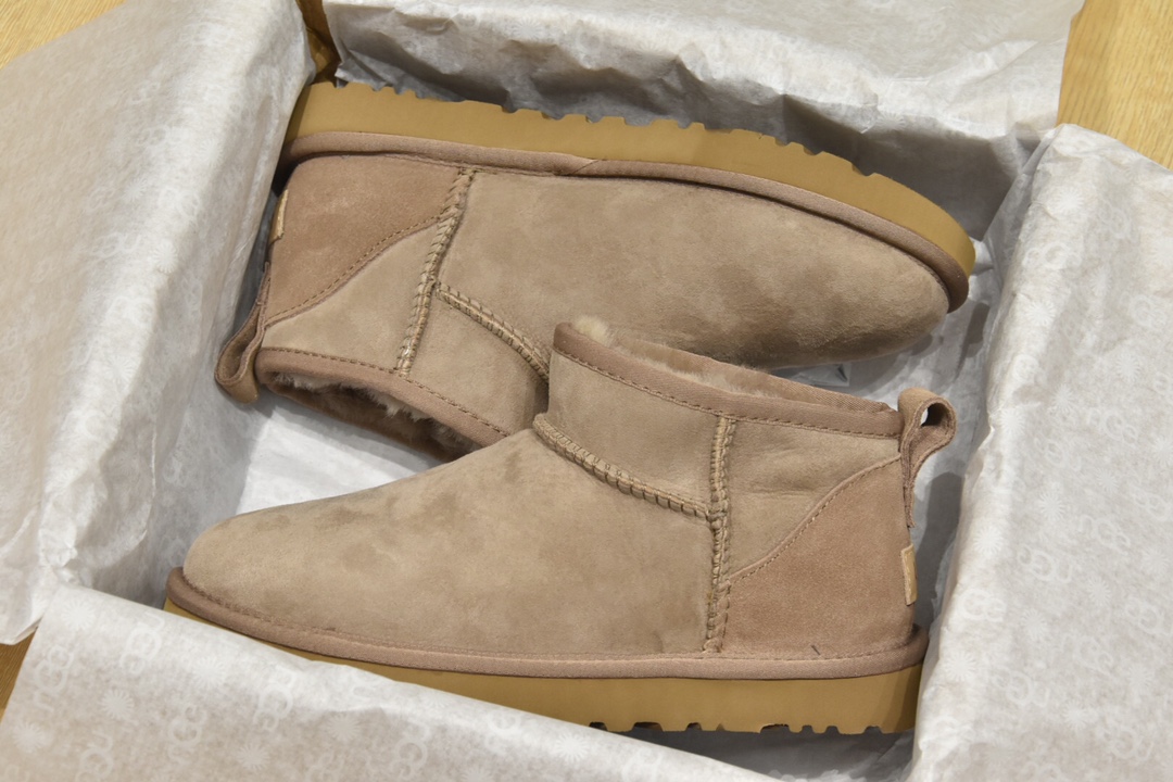 H0 2021新品周冬雨同款mini短靴区别传统靴子 鞋口别致设计 mini小巧采用A级隆丰皮毛一体 整体鞋子非常漂亮款号：1116109颜色：黑 灰 栗 羚羊棕 驯鹿棕