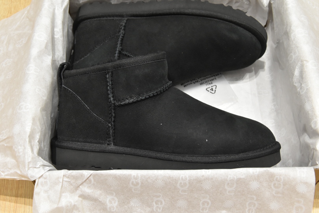 H0 2021新品周冬雨同款mini短靴区别传统靴子 鞋口别致设计 mini小巧采用A级隆丰皮毛一体 整体鞋子非常漂亮款号：1116109颜色：黑 灰 栗 羚羊棕 驯鹿棕