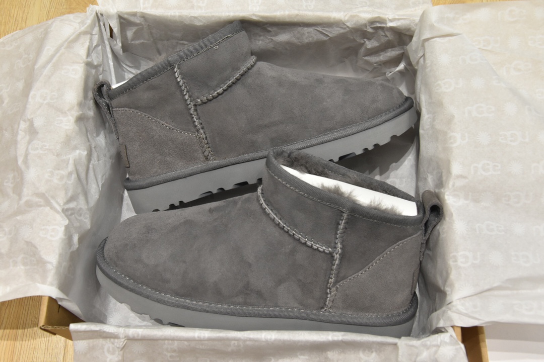 H0 2021新品6109周冬雨同款mini短靴区别传统靴子 鞋口别致设计 mini小巧采用A级隆丰皮毛一体 整体鞋子非常漂亮