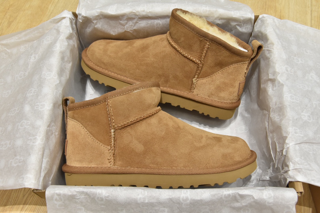 H0 2021新品6109周冬雨同款mini短靴区别传统靴子 鞋口别致设计 mini小巧采用A级隆丰皮毛一体 整体鞋子非常漂亮