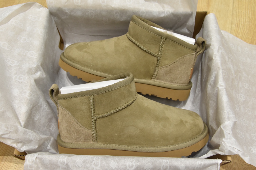 H0 2021新品6109周冬雨同款mini短靴区别传统靴子 鞋口别致设计 mini小巧采用A级隆丰皮毛一体 整体鞋子非常漂亮