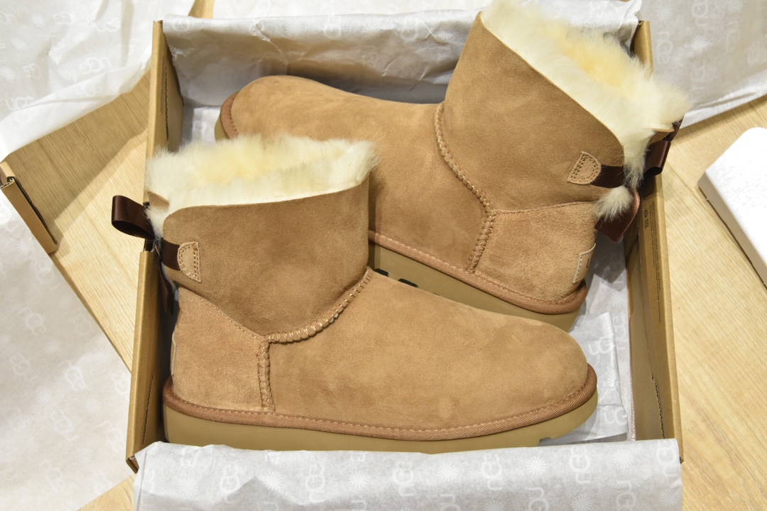 H5 最新公司级改版6501 Mini Bailey Bow II 迷你贝莉蝴蝶结2.017毫米皮毛一体羊皮，表面预先做过防泼水防污涂层处理TREADLITE BY UGG™ 轻翼科技外底-优质的防滑，缓冲，耐磨性，和良好的弹性