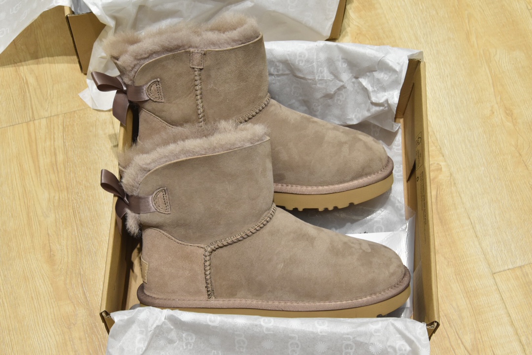 H5 最新公司级改版6501 Mini Bailey Bow II 迷你贝莉蝴蝶结2.017毫米皮毛一体羊皮，表面预先做过防泼水防污涂层处理TREADLITE BY UGG™ 轻翼科技外底-优质的防滑，缓冲，耐磨性，和良好的弹性