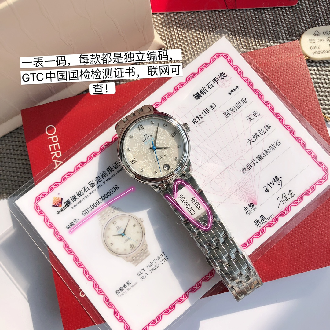批:3600 全套包装 欧米茄/OMEGA蝶飞系列奥比斯小熊🐻型号4241033.20.55.004,上线啦!特殊渠道 ,百分百原厂加单,配件可进各大专柜维修 支持专柜对比,表盘尺寸32.7mm !表盘采用天然深海白色珍珠母贝同心圆表盘装饰精美欧米茄泰迪熊🧸图案,抛光弧拱形罗马数字和镶嵌8颗vvs1.2天然真钻。奥比斯蓝色秒针,表壳采用真正进口904L医用钢材目前(全球最精密钢),防眩目蓝宝石防刮花玻璃,搭载原装正品瑞士SW300机芯,超长的80动力 ,每天日差达标准5秒内,零故障!搭配904L精钢表链。一表一码,底盖、吊牌、保卡、三码合一,全套包装出