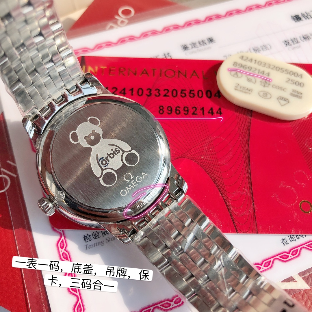 批:3600 全套包装 欧米茄/OMEGA蝶飞系列奥比斯小熊🐻型号4241033.20.55.004,上线啦!特殊渠道 ,百分百原厂加单,配件可进各大专柜维修 支持专柜对比,表盘尺寸32.7mm !表盘采用天然深海白色珍珠母贝同心圆表盘装饰精美欧米茄泰迪熊🧸图案,抛光弧拱形罗马数字和镶嵌8颗vvs1.2天然真钻。奥比斯蓝色秒针,表壳采用真正进口904L医用钢材目前(全球最精密钢),防眩目蓝宝石防刮花玻璃,搭载原装正品瑞士SW300机芯,超长的80动力 ,每天日差达标准5秒内,零故障!搭配904L精钢表链。一表一码,底盖、吊牌、保卡、三码合一,全套包装出