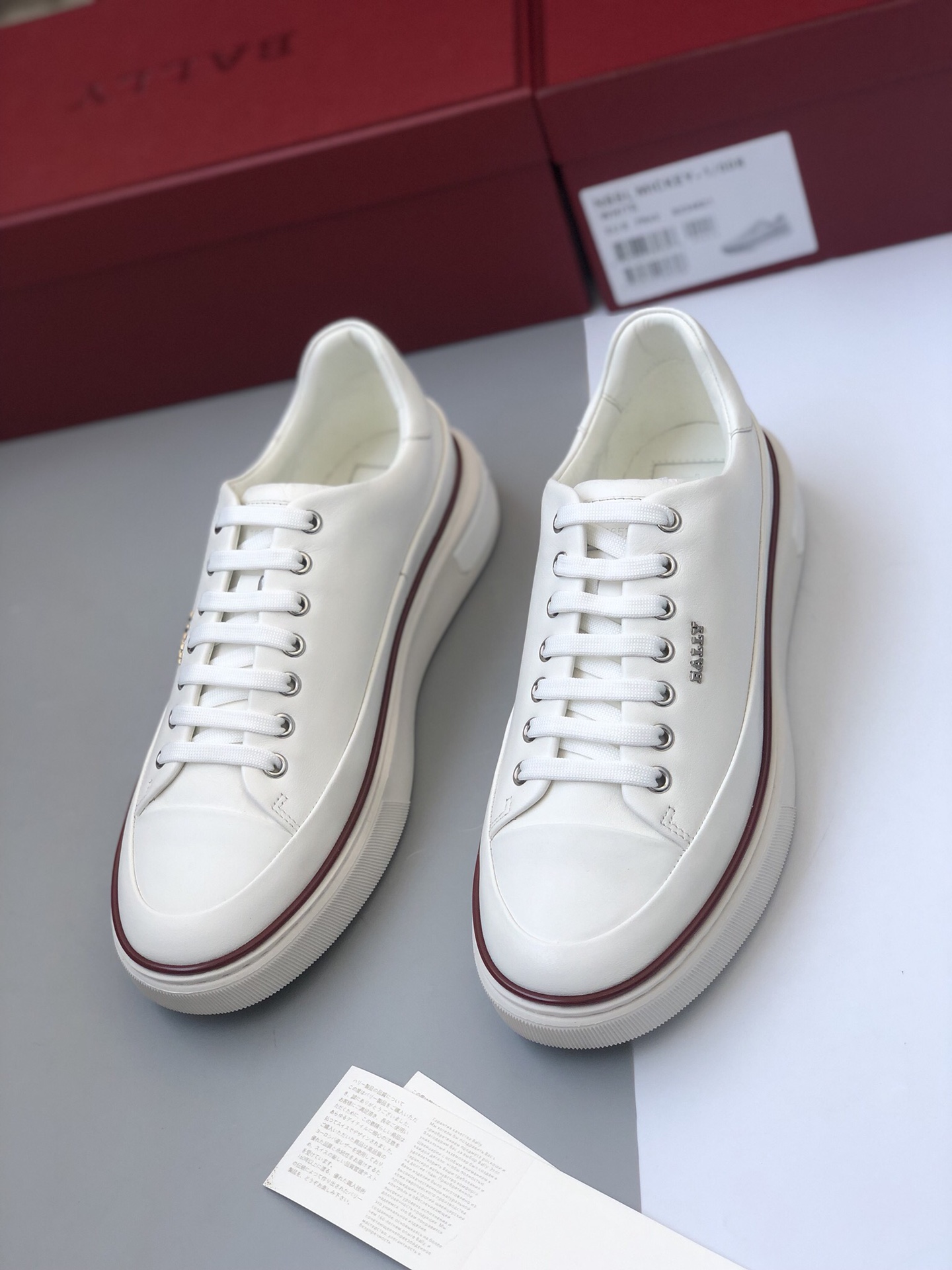 NO:271859,Ball*Baly 2025 spring and summer super light hit, first-time counter launch, Gentle Maverick Napa Peel and B-home special hardware small granules, knock-over process design edge strip, simple and neat lines, new double-layer visual effect, EVA light rubber outer sticker TPU stripe anti-slip bottom, new version, white number: 39/40/41/42/43 Original box packaging,,bally19860909Ball*巴利2025春夏超轻爆款 抢先专柜上市 轻柔小牛纳帕皮加B家专用五金小字粒 敲翻工艺设计贴沿条 简约利落线条 全新双层视觉效果 EVA轻质橡胶外贴TPU条纹防滑底 全新版本 白色码数:39/40/41/42/43 原盒包装,,bally,Men's shoes