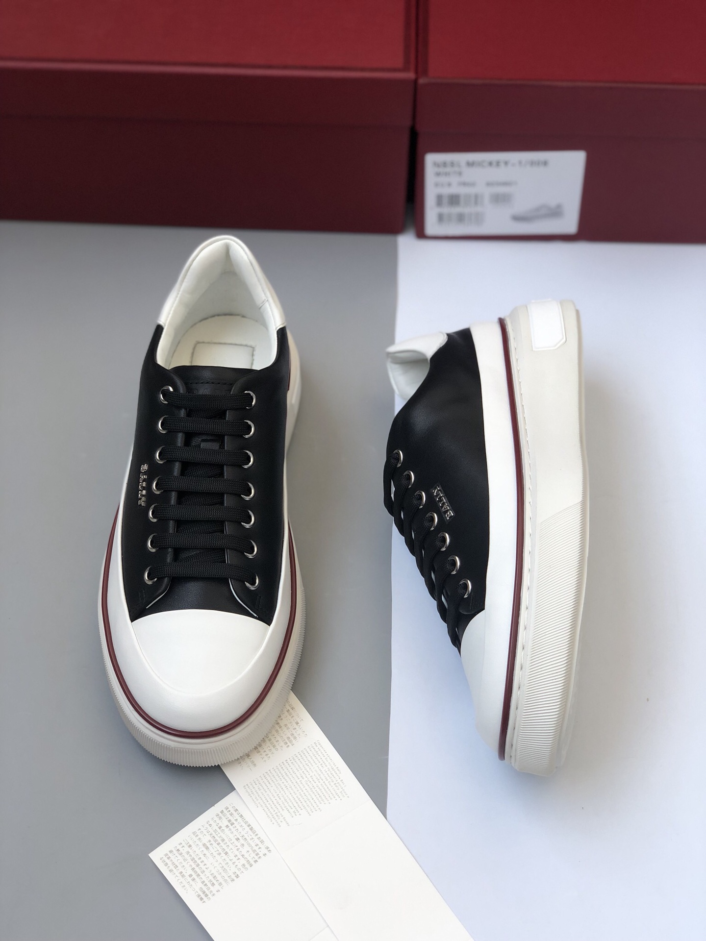 NO:271861,Ball*Bale's super light hit spring and summer 2025, first-time counter launch, Gentle Maverick Napa Pear and B-home special hardware small granules, knock-over process design edge strips, simple and neat lines, new double-layer visual effect, EVA light rubber outer sticker TPU stripe anti-slip bottom, new version, black code number: 39/40/41/42/43 Original box packaging,,bally19860909Ball*巴利2025春夏超轻爆款 抢先专柜上市 轻柔小牛纳帕皮加B家专用五金小字粒 敲翻工艺设计贴沿条 简约利落线条 全新双层视觉效果 EVA轻质橡胶外贴TPU条纹防滑底 全新版本 黑色码数:39/40/41/42/43 原盒包装,,bally,Men's shoes