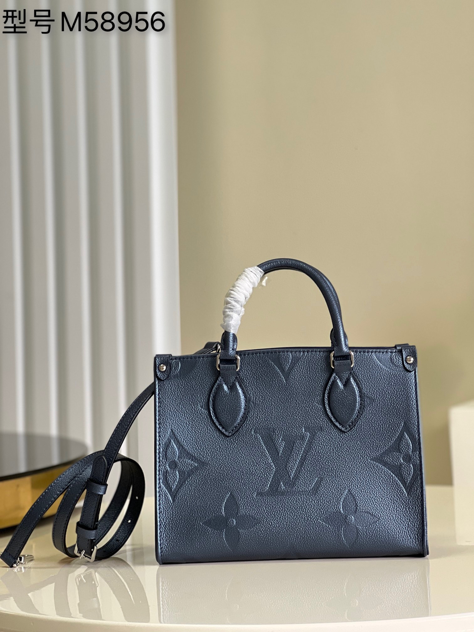 NO:397923,[Only Home Photo M58956 Metal Blue] M45039 M45653 Silk Print Mommy Bag Series This OnTheGo Small Tote Bag prints Monogram pattern first and then imprints on soft grain cowhide. Its abundant inner can accommodate laptops and other office supplies, m45654, full leather pressed large flower mommy bag small bb size oo[handshake][handshake] long and short handles are easy to carry or shoulders. Size 25x 11.0 x 19.0 cm s.,LV [original leather],louis vuitton,cowhide19860909【独实家拍M58956金属蓝】M45039 M45653 丝印 妈咪袋系列 本款 OnTheGo 小号Tote 包将 Monogram 图案先印染后压印于柔软粒面牛皮,其充裕内里可容纳笔记本电脑及其他办公用品,m45654,全皮压大花妈咪袋小bb号oo[握手][握手]长短手柄便于手提或肩背.尺寸25x 11.0 x 19.0 厘米 s.,LV【原厂皮】,louis vuitton,cowhide,Bag