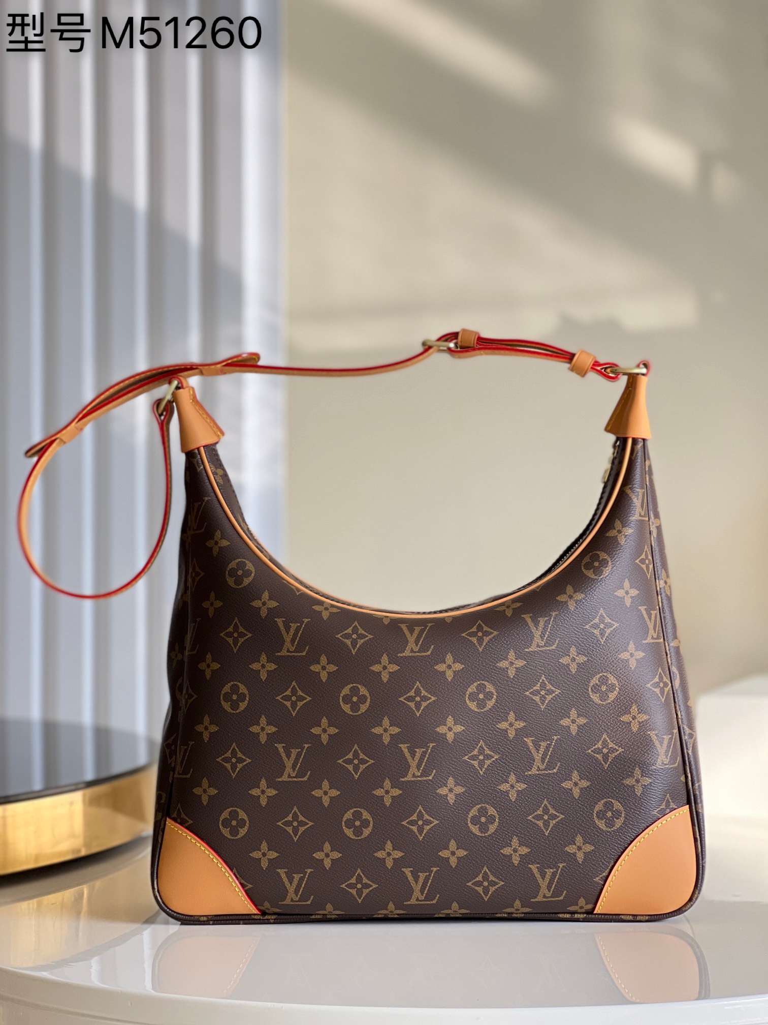 NO:397931,【Exclusive real photo M51260】Pretty old-fashioned croissant Boulogne handbag is made of classic Monogram canvas, adjustable shoulder straps to achieve crossbody or shoulder, large-capacity pockets to accommodate daily needs. Universal for men and women, classic outdated size 23*35*10 ht.,LV [original leather],louis vuitton19860909【独家实拍M51260】老花 中古牛角包 Boulogne 手袋取材经典 Monogram 帆布,可调节肩带实现斜挎或肩背,大容量口袋容纳日常所需妥妥当当.男女通用,经典不过时尺寸23*35*10 ht.,LV【原厂皮】,louis vuitton,Bag