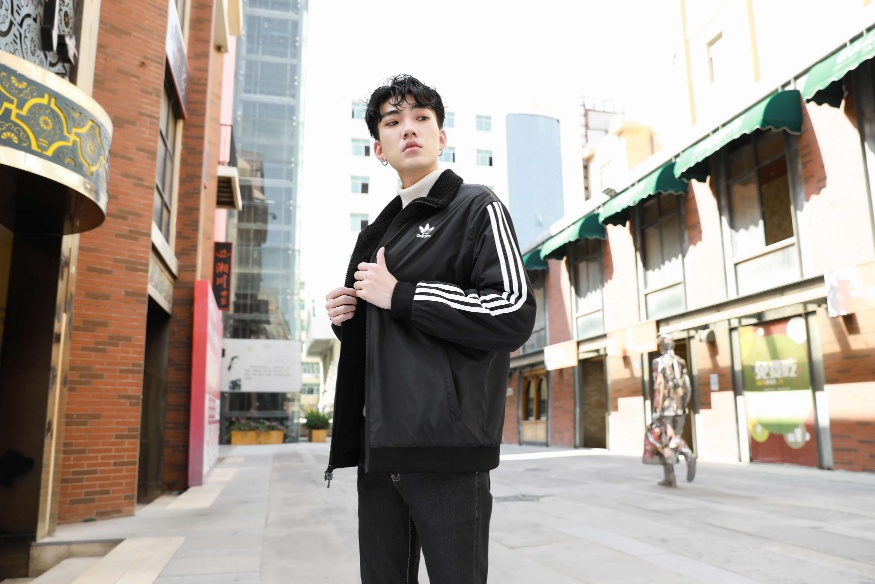 230 adidas阿迪达斯三叶草海外版两面穿经典棉服