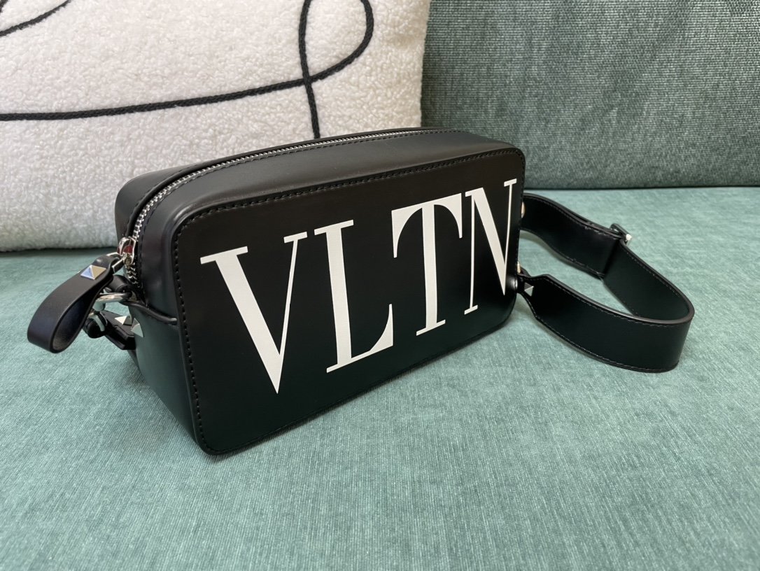 pswdyzs  Valentino•VLTN大logo涂鸦个性男士斜挎包，简易设计 容量大  尺寸：24x12.5x9cm型号:00sbed 原单品质