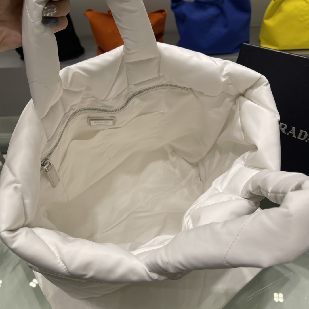 Prada 秋冬新款托特包