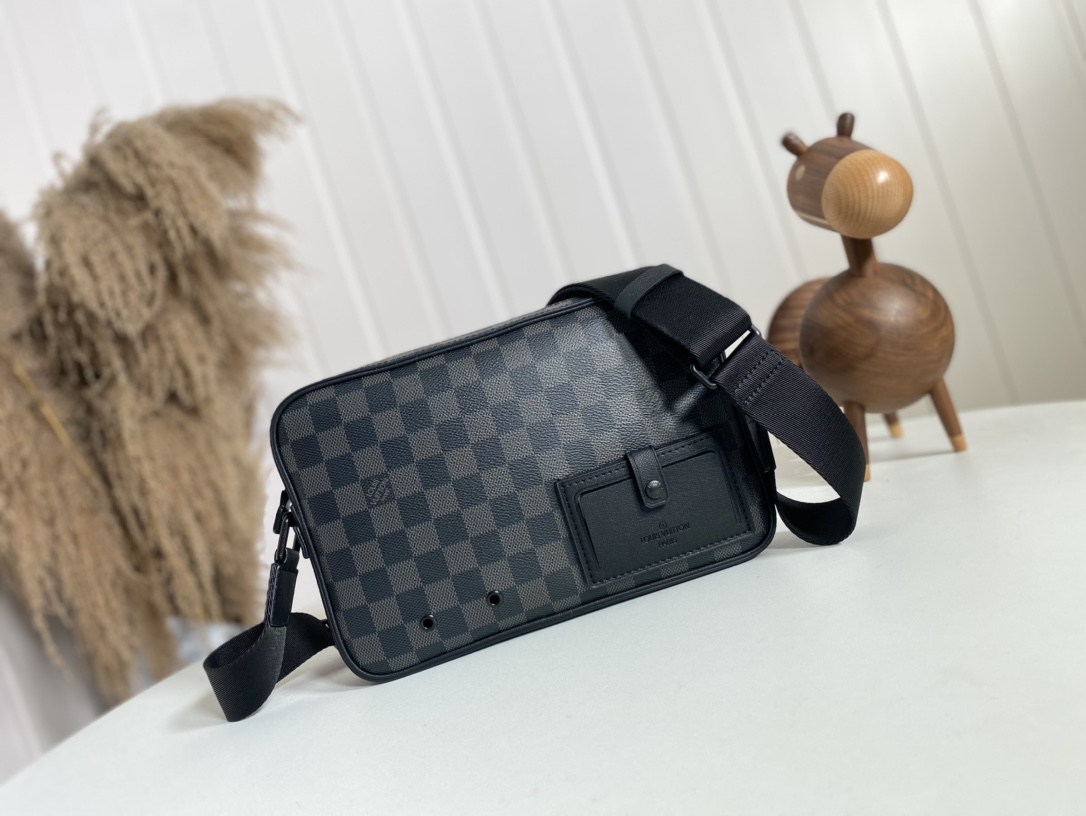 Luxury Shop
 Louis Vuitton Top
 Messenger Bags Black Damier Graphite Canvas N40364