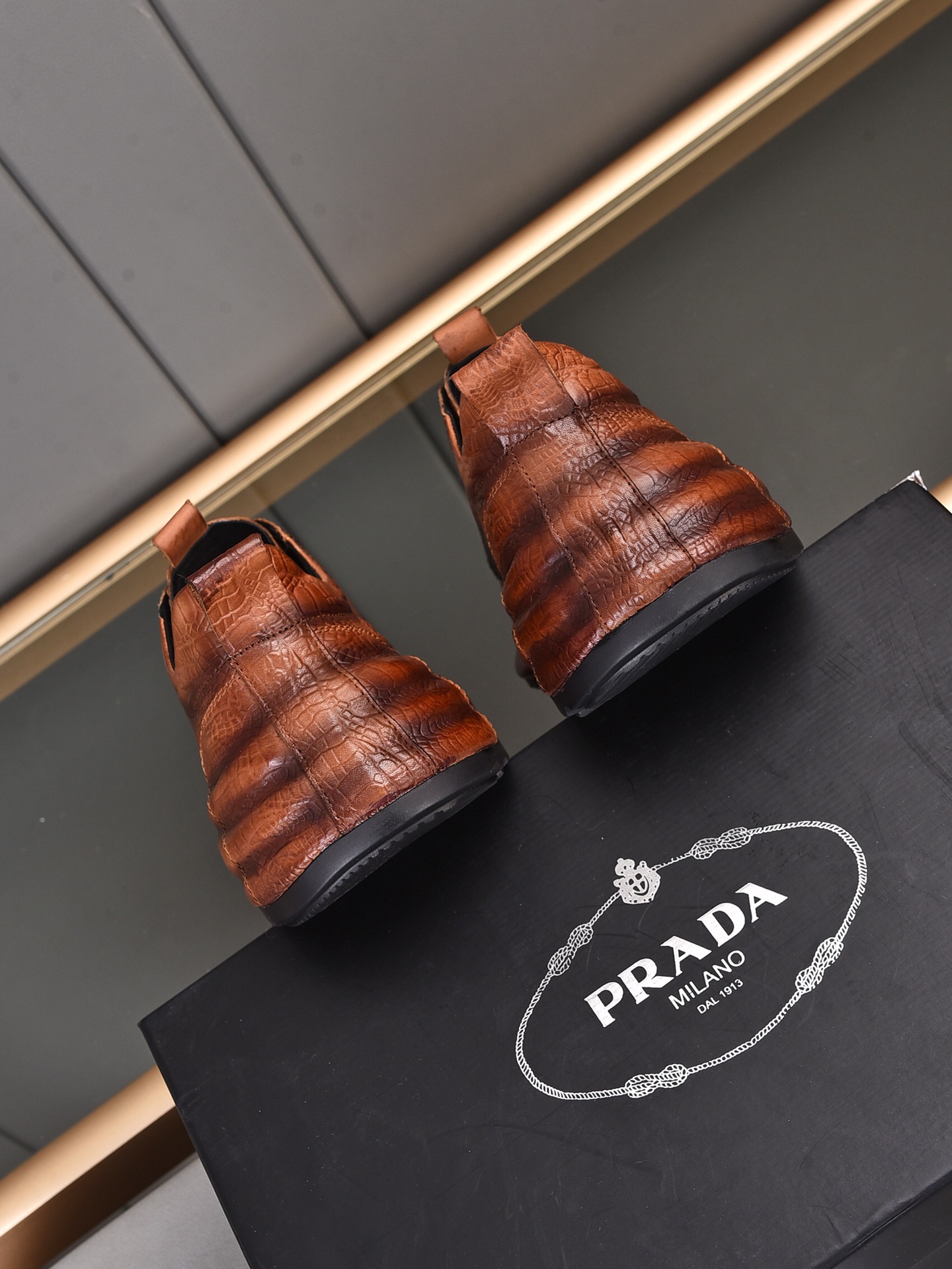 PP300 explosiva [PRADA Prada] Milán, Italia - top zapatos casuales de los hombres! 2021 invierno nue