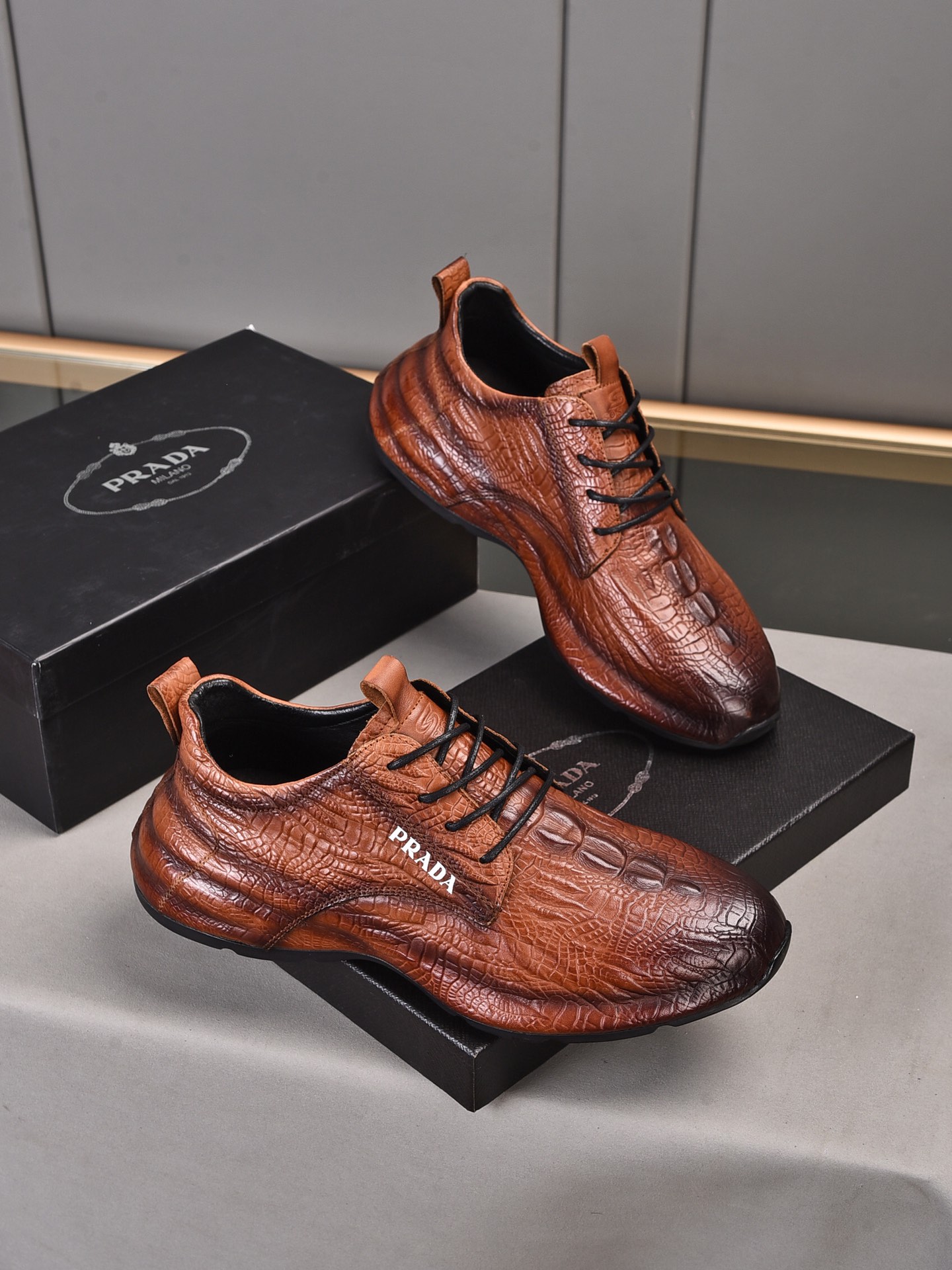 PP300 explosiva [PRADA Prada] Milán, Italia - top zapatos casuales de los hombres! 2021 invierno nue