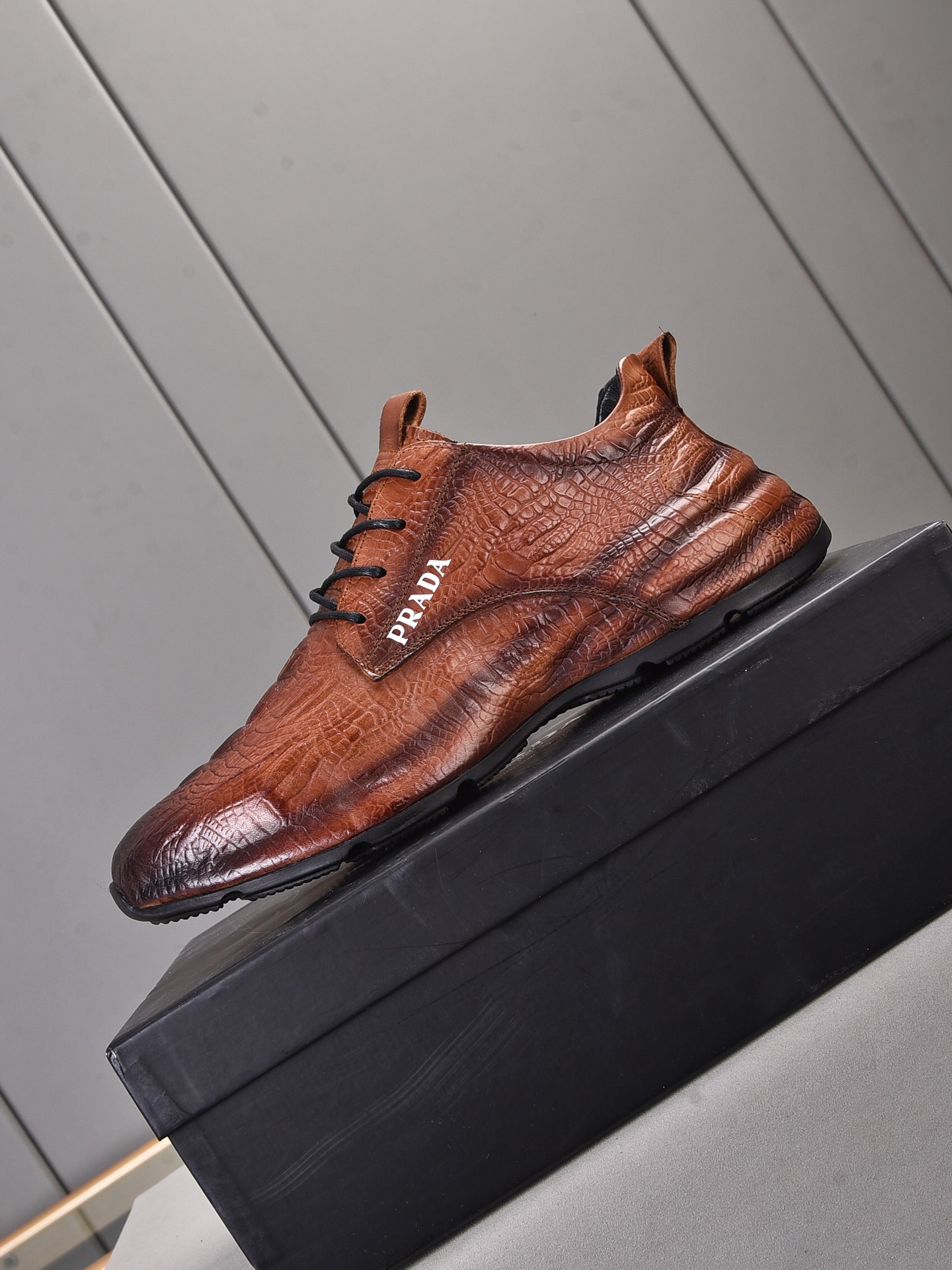 PP300 explosiva [PRADA Prada] Milán, Italia - top zapatos casuales de los hombres! 2021 invierno nue