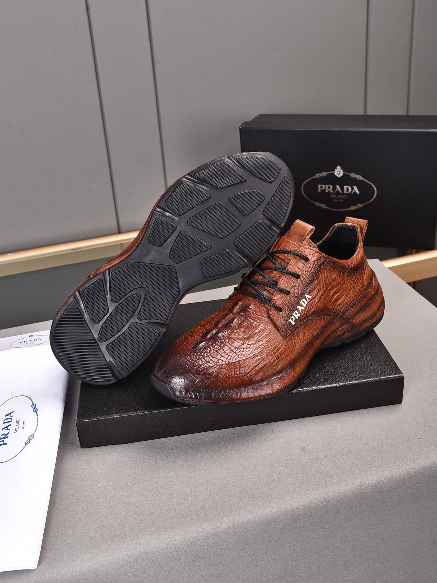 PP300 explosiva [PRADA Prada] Milán, Italia - top zapatos casuales de los hombres! 2021 invierno nue