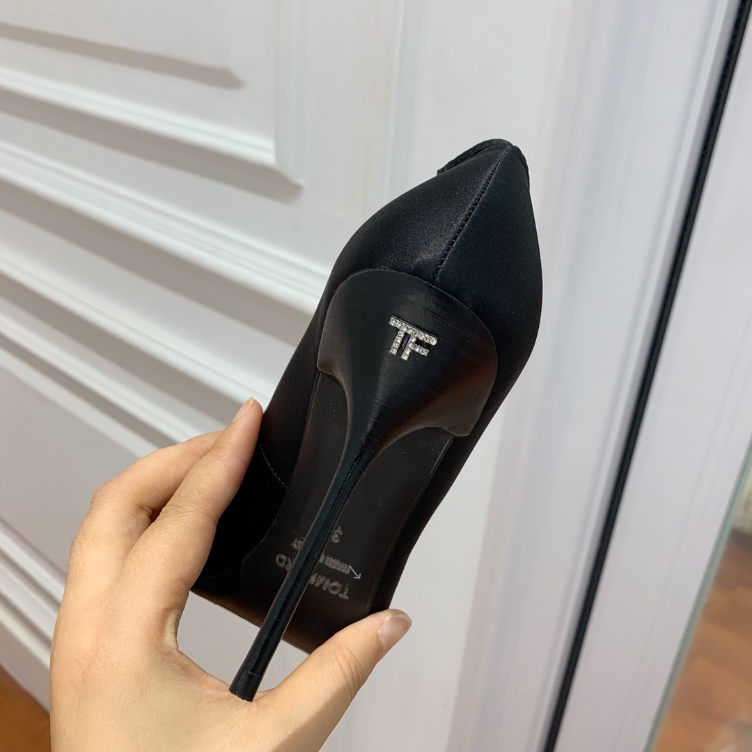 TOMFORD细跟高跟鞋愈发别致出众