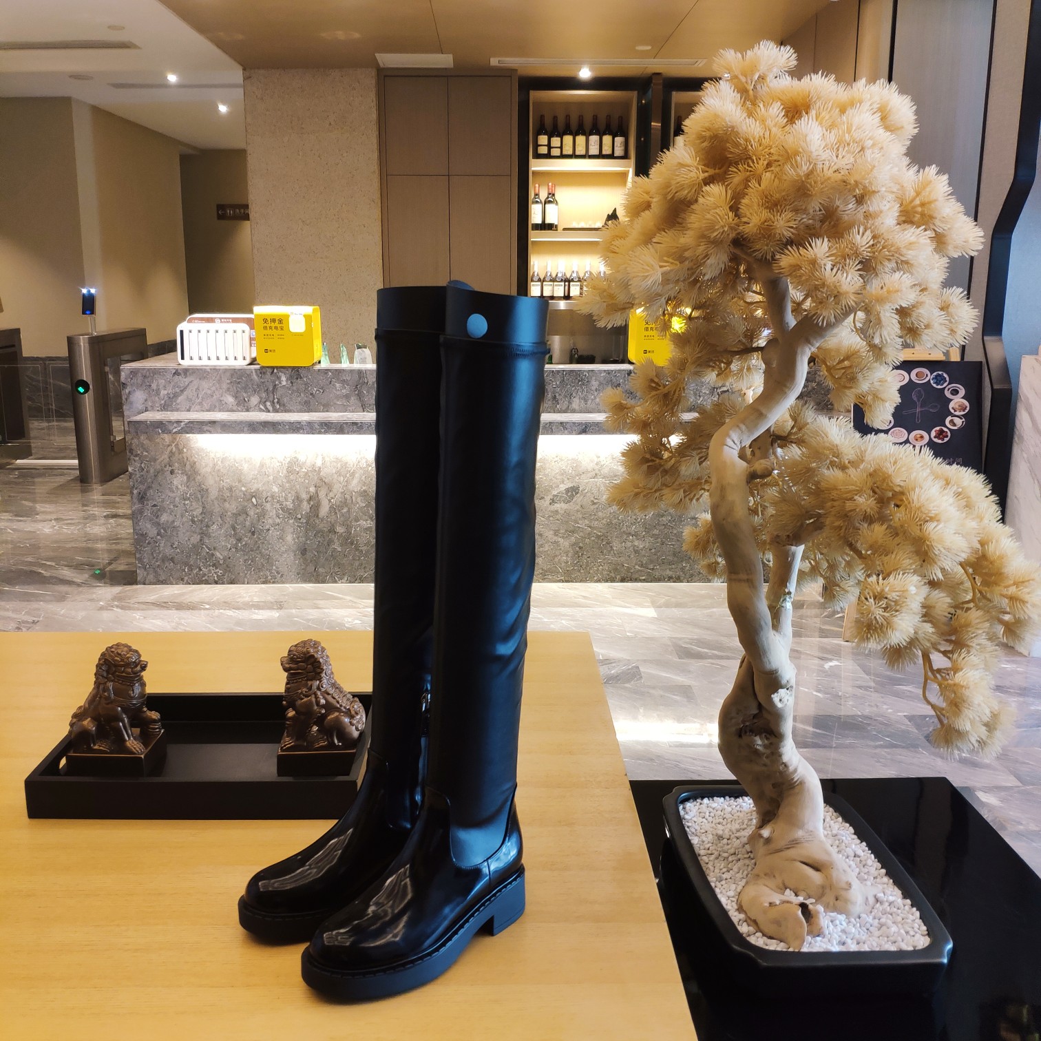 NO:543389,(The highest version of top packaging) PRADA 5 new leg slimming artifact for autumn and winter, popular explosive over-knee elastic knight boots. 22-inch long boots 16-inch short boots (must-collect style for internet celebrities from all walks of life, elastic sheepskin spliced ​​with open-edge beaded cowhide boot toes.) The toe is three-dimensional and smooth, the heel is thick but not high, the foot feel is very comfortable, soft and glutinous, and the elasticity is super eye-catching!  Give it to Aoli!  Turn into long legs in seconds. The leather zipper head is stamped with trademark, large-sole original logo!  The latest official lines, the new version of the TPu is softer and lighter, and the style continues Prada's usual pedal shape. The gospel of small thick legs, easy to wear and cover the flesh. You can control both thick and thin legs!  ———————————————————————————————————————————————————————————————————————————————————————————————————————————————————————————————————————————————————————————————————————————————————————————————————————————————————————————————————————————————————————————————————————————————————————————————————————————————————————————————————————————————————————————————————————————————————————————————————————————————————————————————————————————————————————————————————————————————————————————————————————————————————————————————19860909(顶级包装配套最高版本) PRADA 5普拉达秋冬新款瘦腿神器,热门爆炸式过膝弹力骑士靴. 22寸长靴 16寸短靴 （各路名媛网红抢购必收款式,弹力羊皮拼接开边珠牛皮靴头.）鞋头立体圆滑,鞋跟粗而不高,脚感非常舒适,软糯无敌,弹力超强,非常博眼球哇！奥力给！秒变大长腿.皮质拉链头压印商标,大底原品Logo！官方最新线条,新版成型TPu大底更加柔软轻便,款式延续了普拉达一贯的一脚蹬形状.小粗腿福音,好穿又遮肉.粗瘦腿均可驾驭！————————————————— 各界网红同款,时髦百搭nice单品,意大利专柜代购原版鞋开发,1比1照足原味复刻.今年的主题就是不被定义 通过简单简洁体现质感从厚底运动鞋到锯齿短靴再到年的猫跟鞋 处处都流露着必爆气势…集温柔和帅气为一身 弹力骑士靴也是小女人的点睛之笔 跟高5.5cm 现货发售 Size: 35-39（34,40,41订做） 独家白色高端原版磁铁大盒包装配件 黑色顶级开边珠牛皮搭配弹力羊皮.,靴子,prada,prada,boots,sneakers,cowhide,sheepskin,Women's Shoes