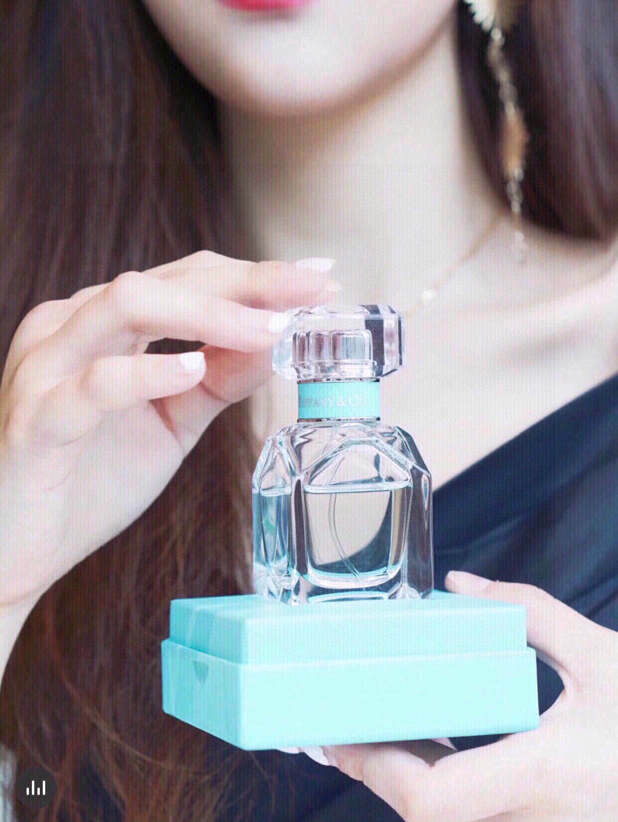 P F 140【专 柜版】
💬香水界·颜值最高版/贵族香/75M L/EDP淡香水
法国T iffany co蒂 芙尼香 水coty合作款钻石瓶

香调：
前调:绿橘
中调:皇家鸢尾花
后调:广藿香和沉香

简介：
香味是受人喜欢的花香调，由清甜的柑橘打开，辅以珍贵的鸢尾花，而后融入一点点耐人寻味的广藿香和麝香。整个味道很舒服,不会甜的过腻,也不会被广藿香和麝香弄的头晕。原料的选择简单而有质感,一如它的品牌理念

微博有个妹子这样形容这款香 水，喜爱到空气里都想无时无刻能闻到它,以至于近几天晚上睡觉时,都会喷一点在手腕间,空气中是苦橙花的甘甜气息,脑袋里的小剧场就开始想象波托菲诺的海湾、押光光、绿树、鲜花。之前使用精油时,喜欢的就是橙花。细致甜蜜的橘子香,却又比橘子香更深沉复杂。