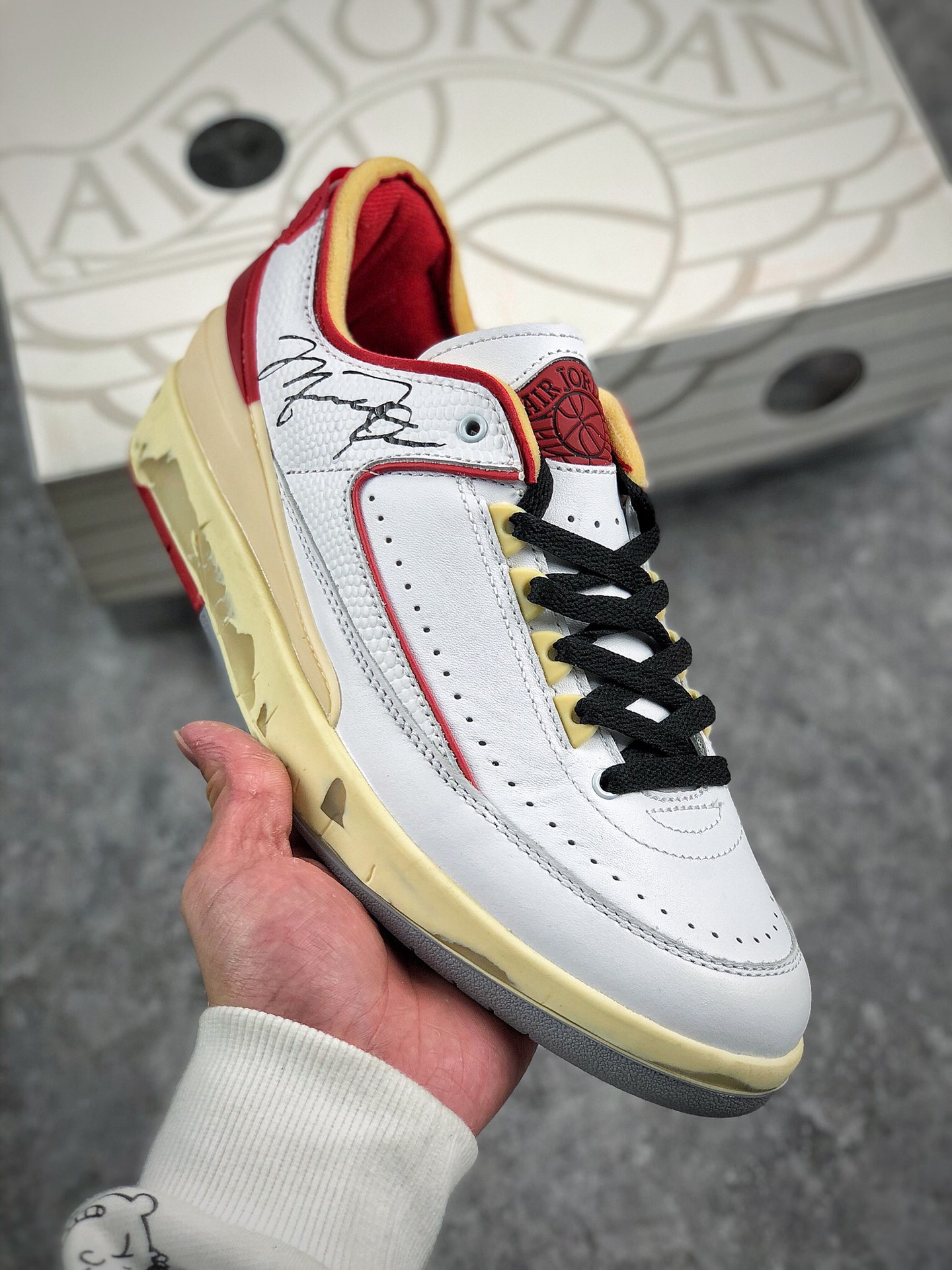 本地自取 核心放店
Off White x Air Jordan 2 Low SP AJ2 乔2联名款篮球鞋 
鞋款鞋身上使用 OW 联名经典「解构」、「防盗扣」等元素，这双鞋还开创性的使用了透明材质来打造成中底粉化的效果，相信即便是 OG 鞋头也会被这样的设计打动。
货号：DJ4375-106
尺码：40 40.5 41 42 42.5 43 44 44.5 45 46