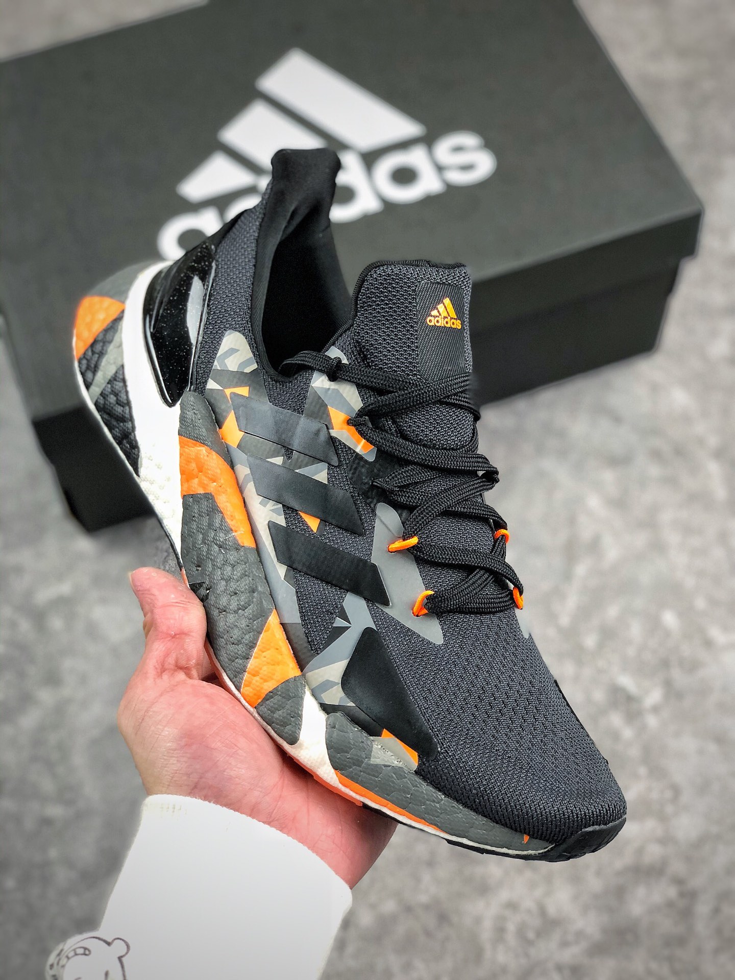 福利特价 预热双十一
放店
adidas Boost X9000L4 爆米花跑步鞋
整体造型极具速度感，与 adidas ZX 系列
相似的硬挺廓形。鞋面以织面材质，
搭配热固橡胶装饰，三角形贴面让鞋身
呈现出满满的科技感与力量感 
货号：G54883
尺码：40 40.5 41 42 42.5 43 44 45
（图四女鞋36-39）