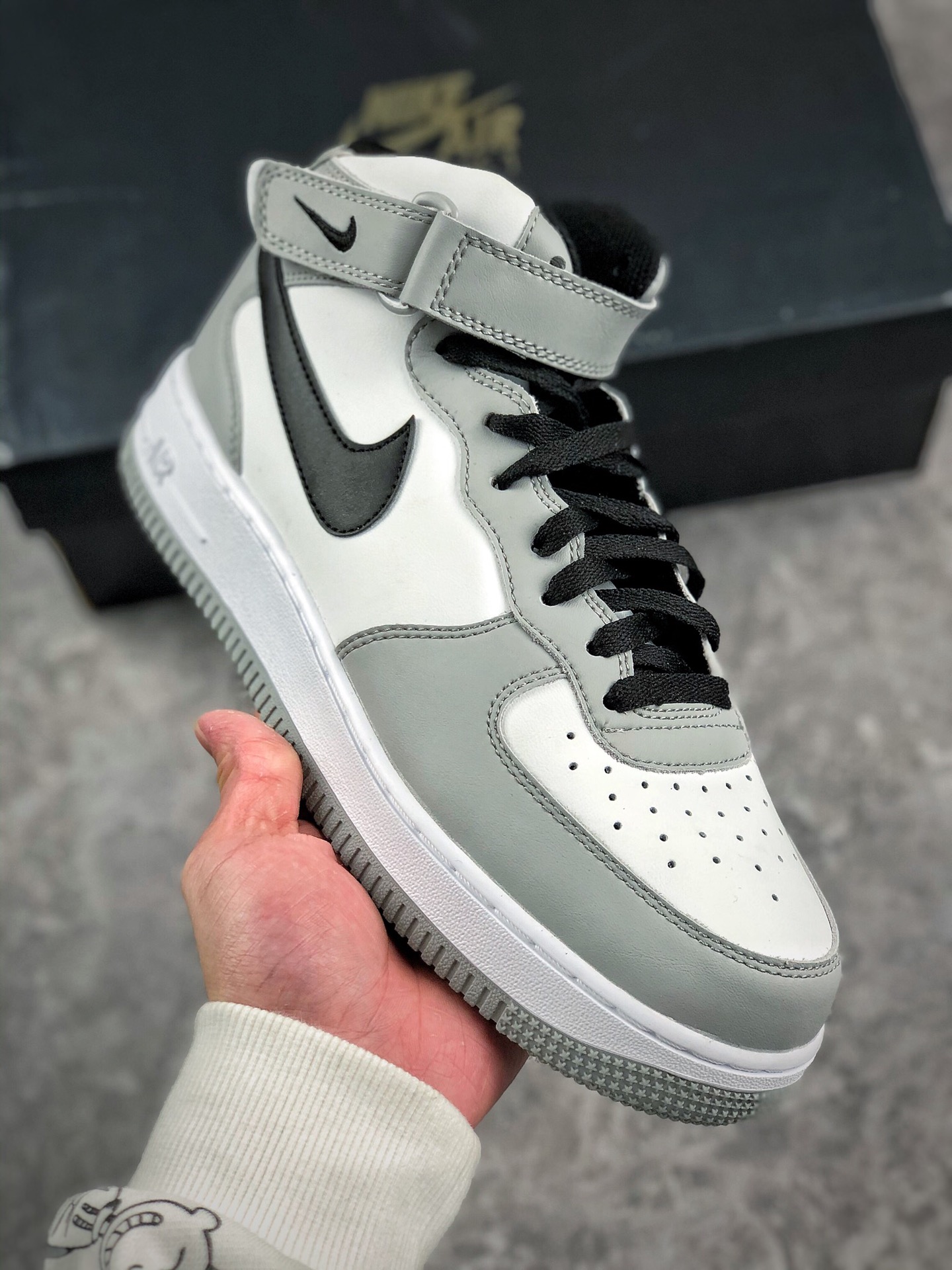 福利特价 预热双十一
本地自取 支持放店
Nike Air Force High 1 07 烟灰
原楦头原纸板 打造纯正空军版型
专注外贸渠道 全掌内置蜂窝气垫 #原盒配件 原厂中底钢印、拉帮完美
Size：36 36.5 37.5 38 38.5 39 40 40.5 41 42 42.5 43 44 44.5 45