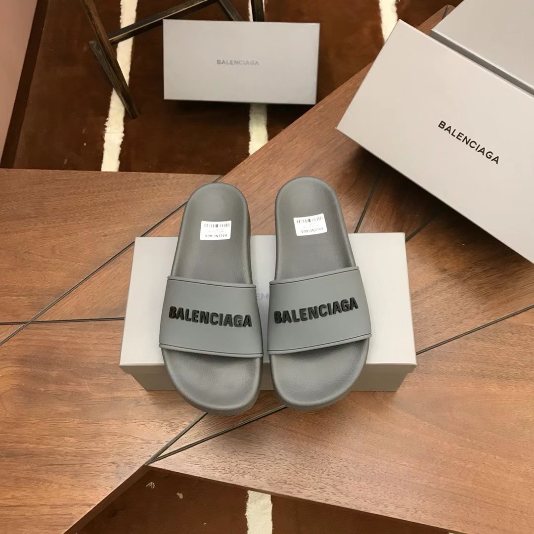 H0 。 巴黎世家 奢侈品情侣拖鞋，休闲宽松舒适型。上图片必爆款[愉快][愉快]